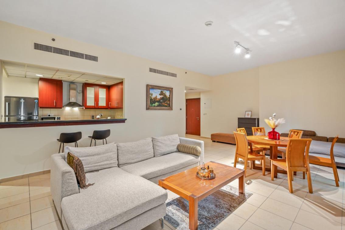 Apartment Cozy Pad In The Heart Of On Jbr Beach! Dubai