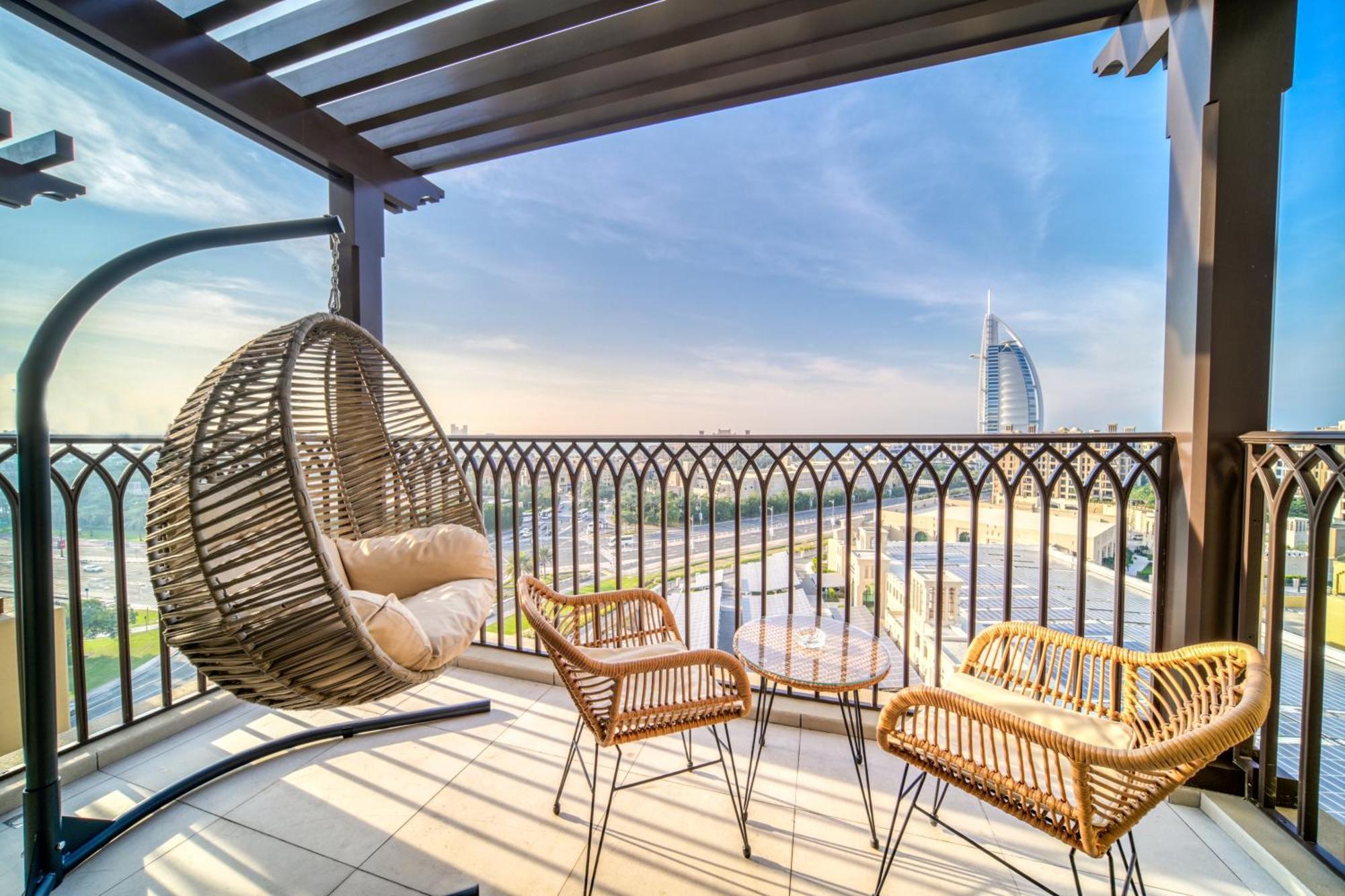 Lägenhet Coastal Luxury: 2br Retreat With Sea Views Dubai