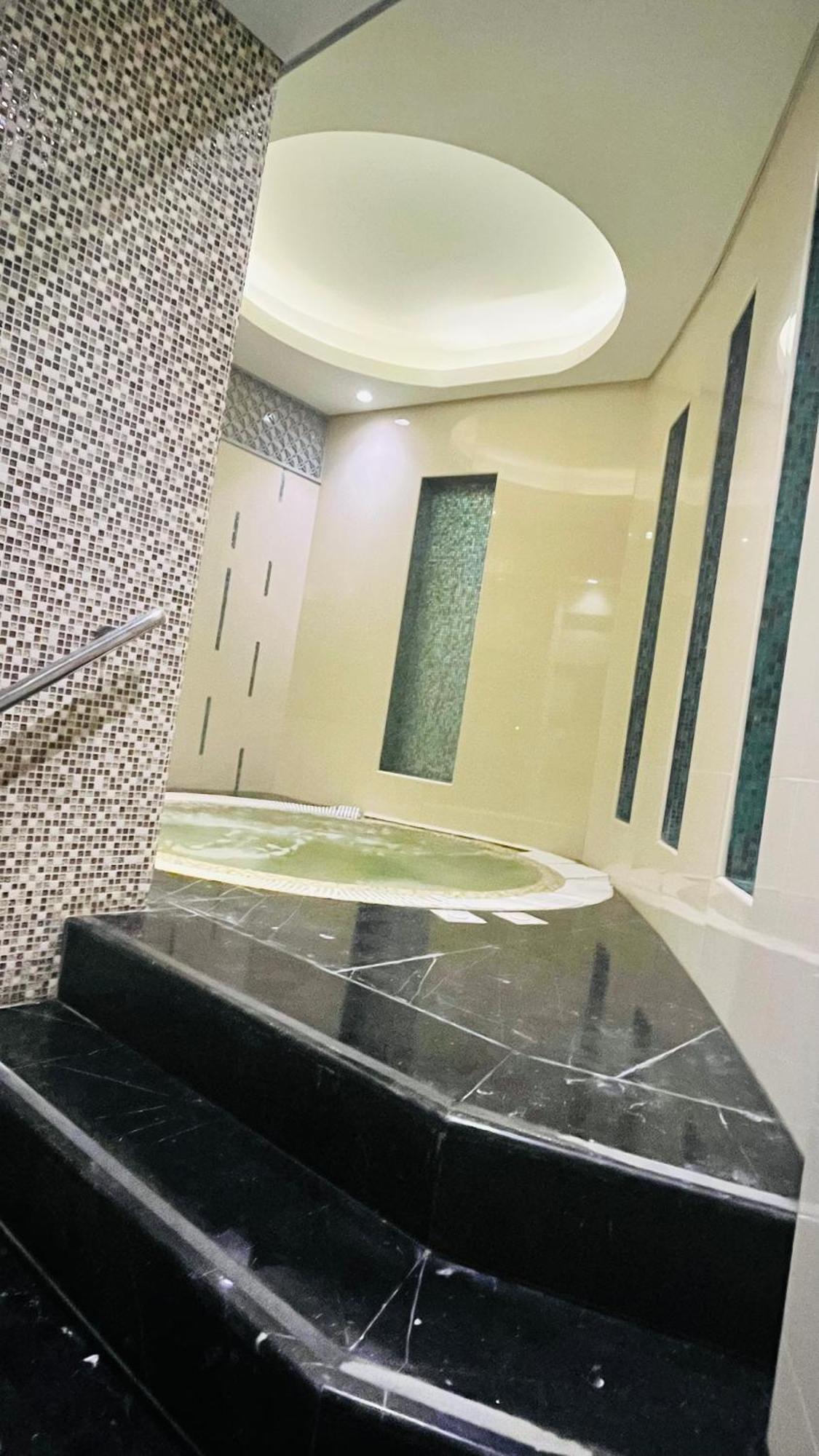Hotel Walking Distance To Mall Full Burj Khalifa View And Fountain View New Year Full Fireworks View 2br