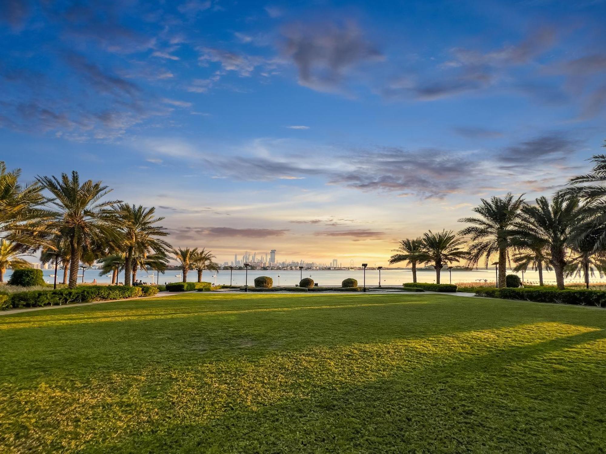 Fam Living - Palm Jumeirah Sarai - Private Beach