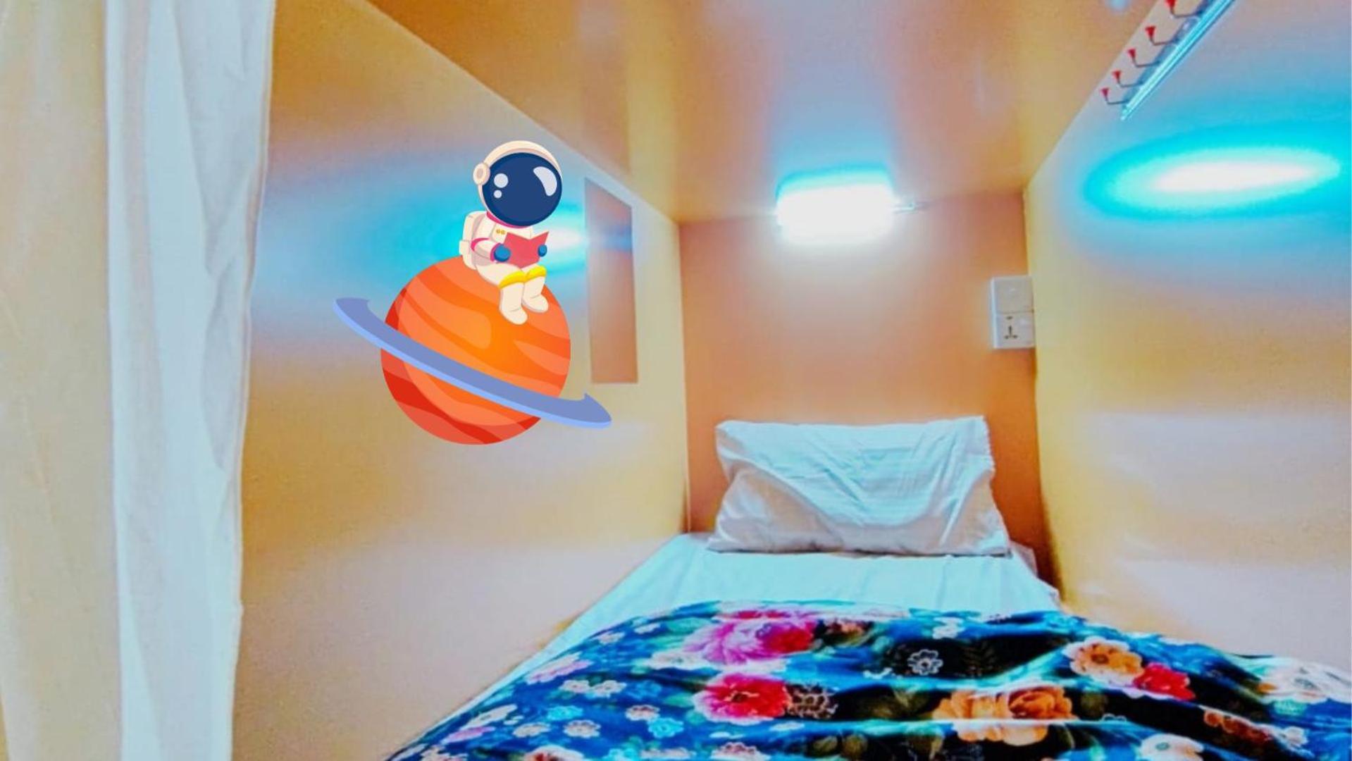 Space 2 Hostel