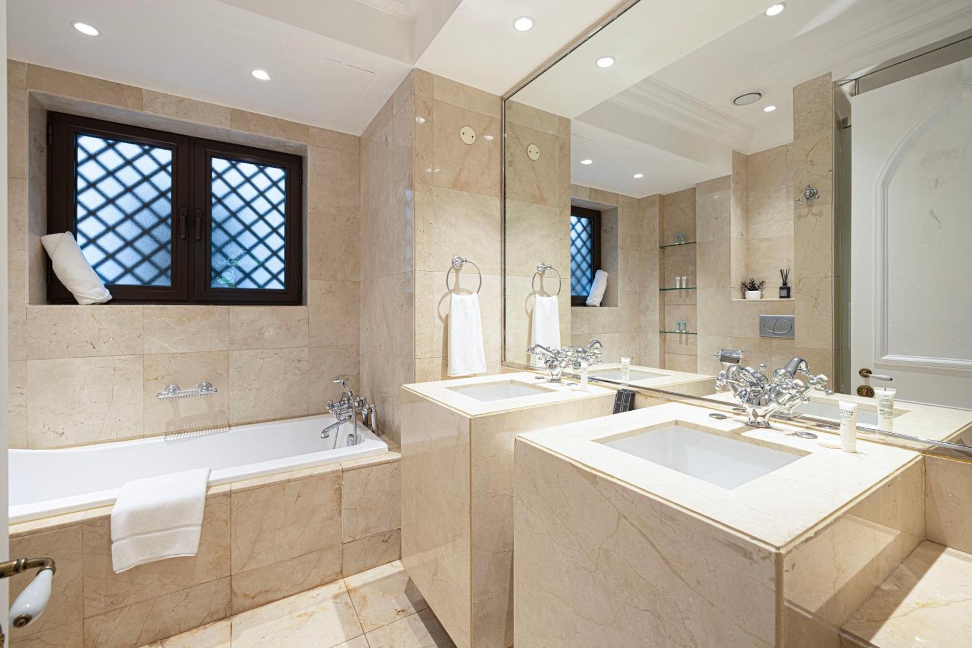 2 Bed- Family Friendly, Private Jacuzzi - Mall Apartment *