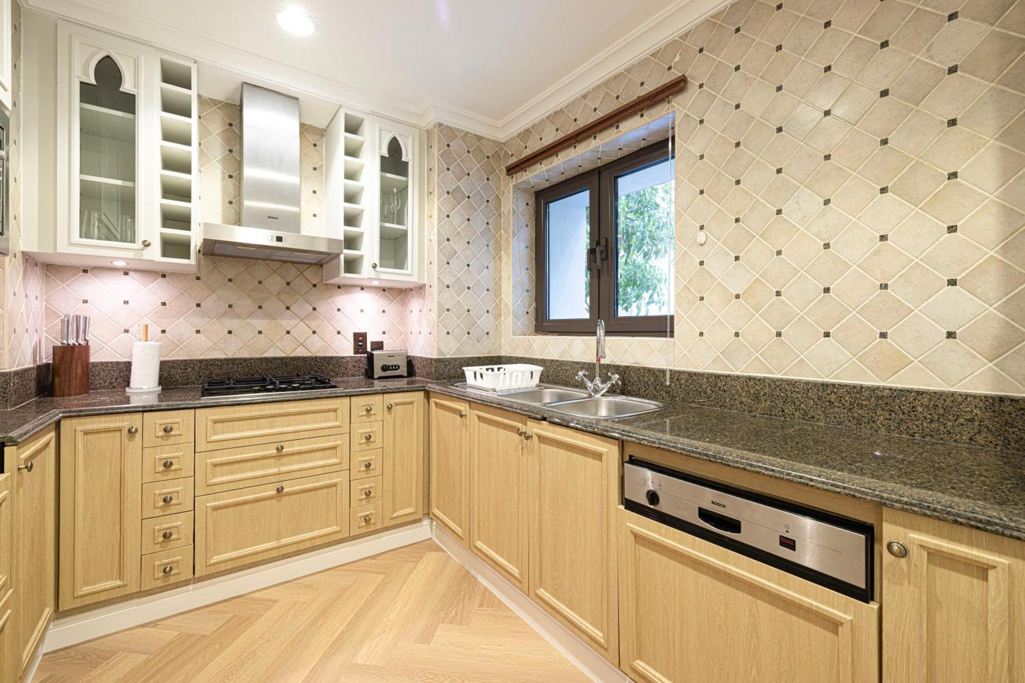 2 Bed- Family Friendly, Private Jacuzzi - Mall *