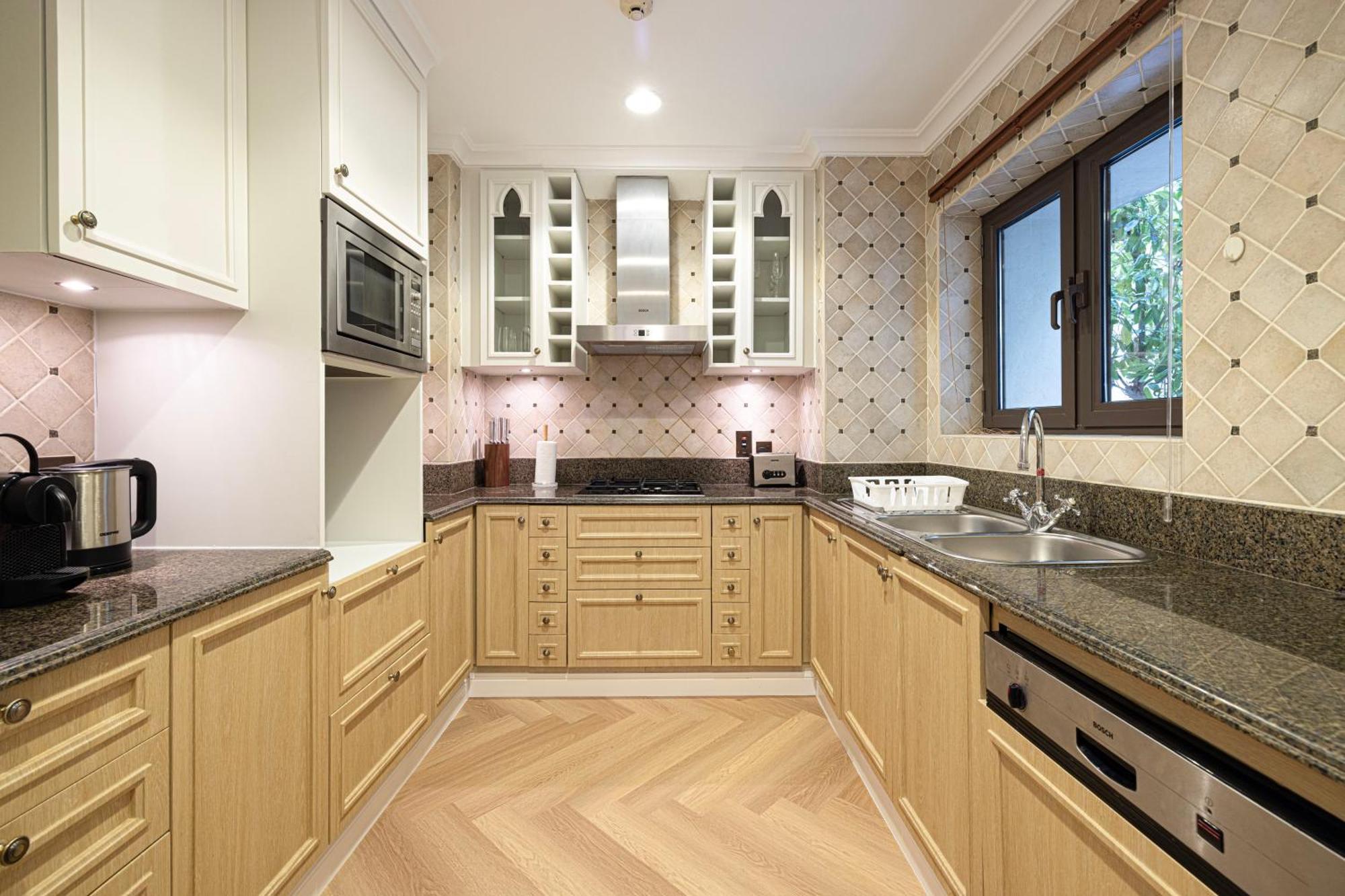 2 Bed- Family Friendly, Private Jacuzzi - Mall * Dubai