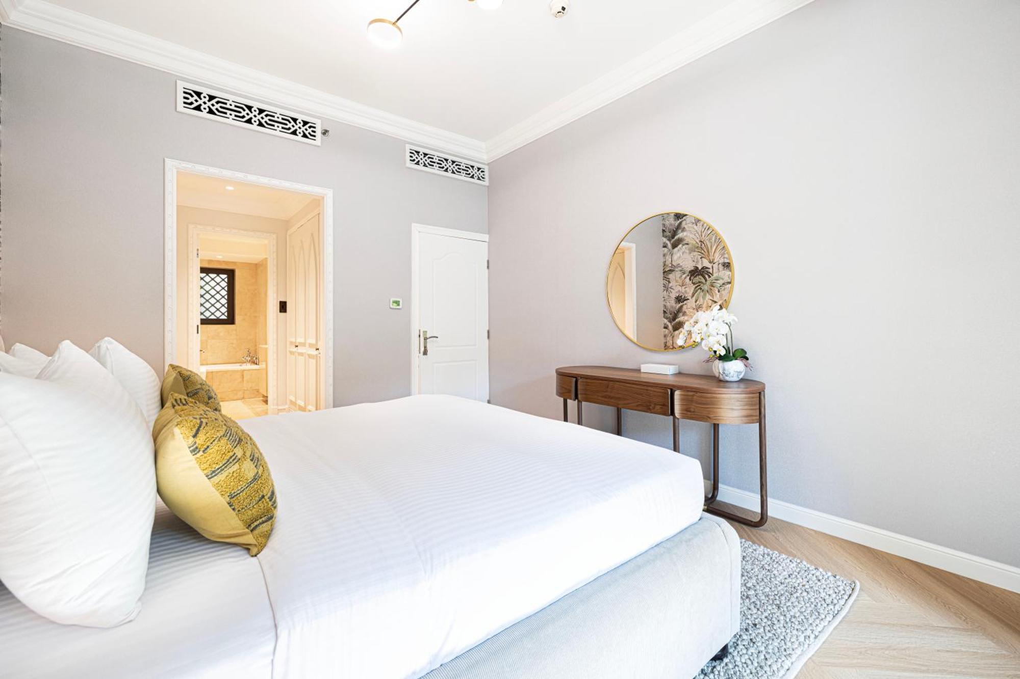 2 Bed- Family Friendly, Private Jacuzzi - Mall Apartment