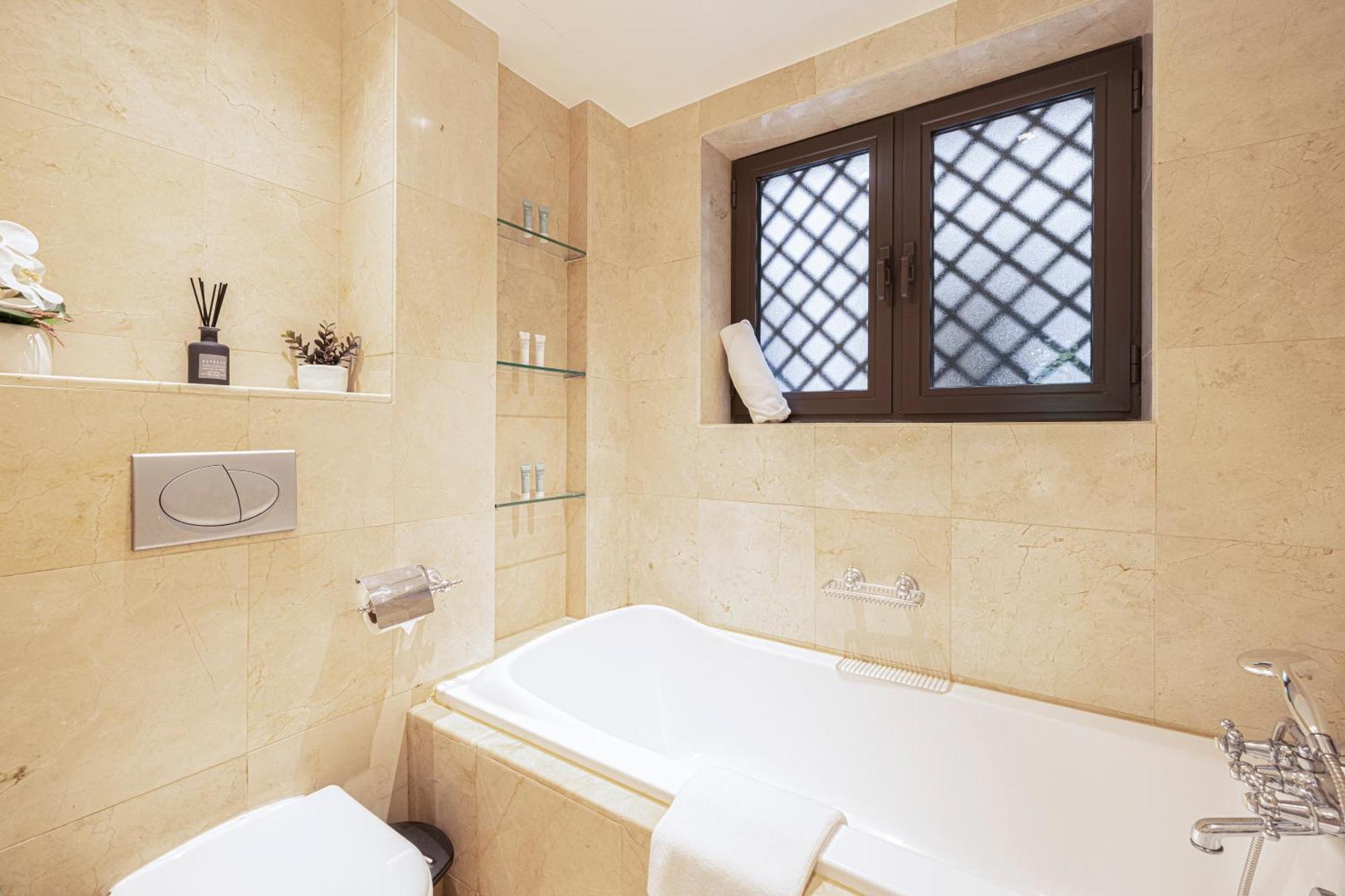2 Bed- Family Friendly, Private Jacuzzi - Mall