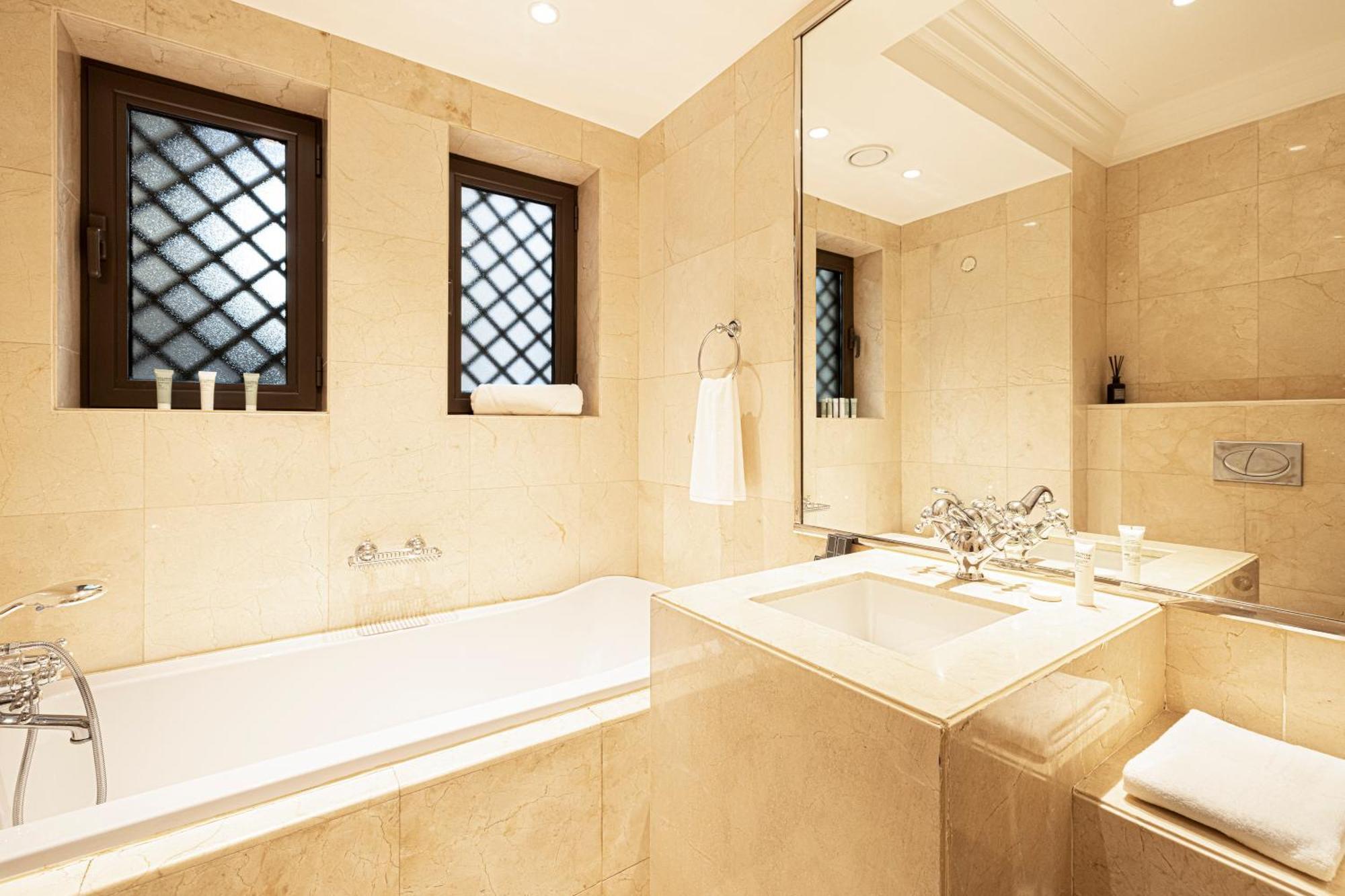Apartment 2 Bed- Family Friendly, Private Jacuzzi - Mall
