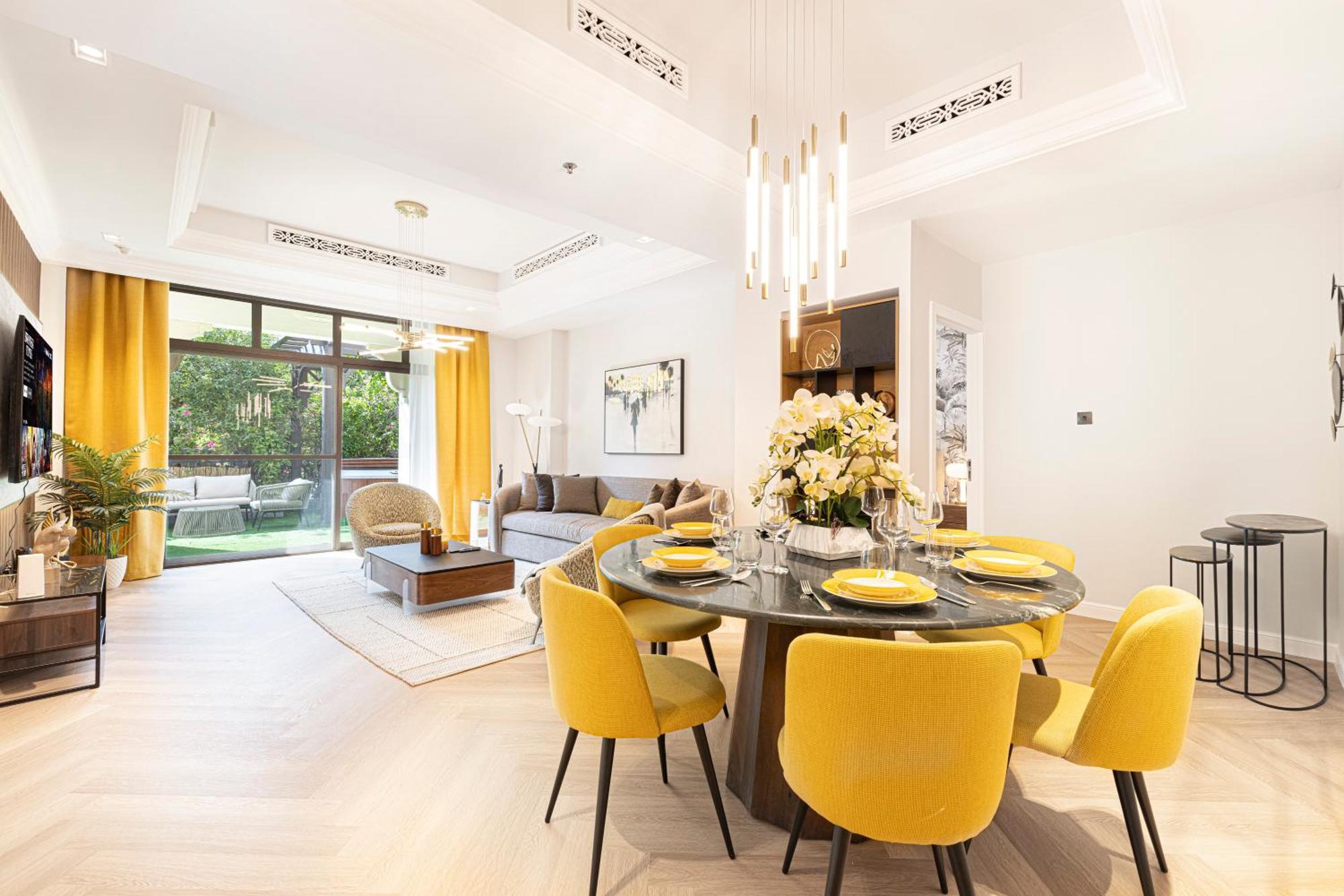 2 Bed- Family Friendly, Private Jacuzzi - Mall Apartment *