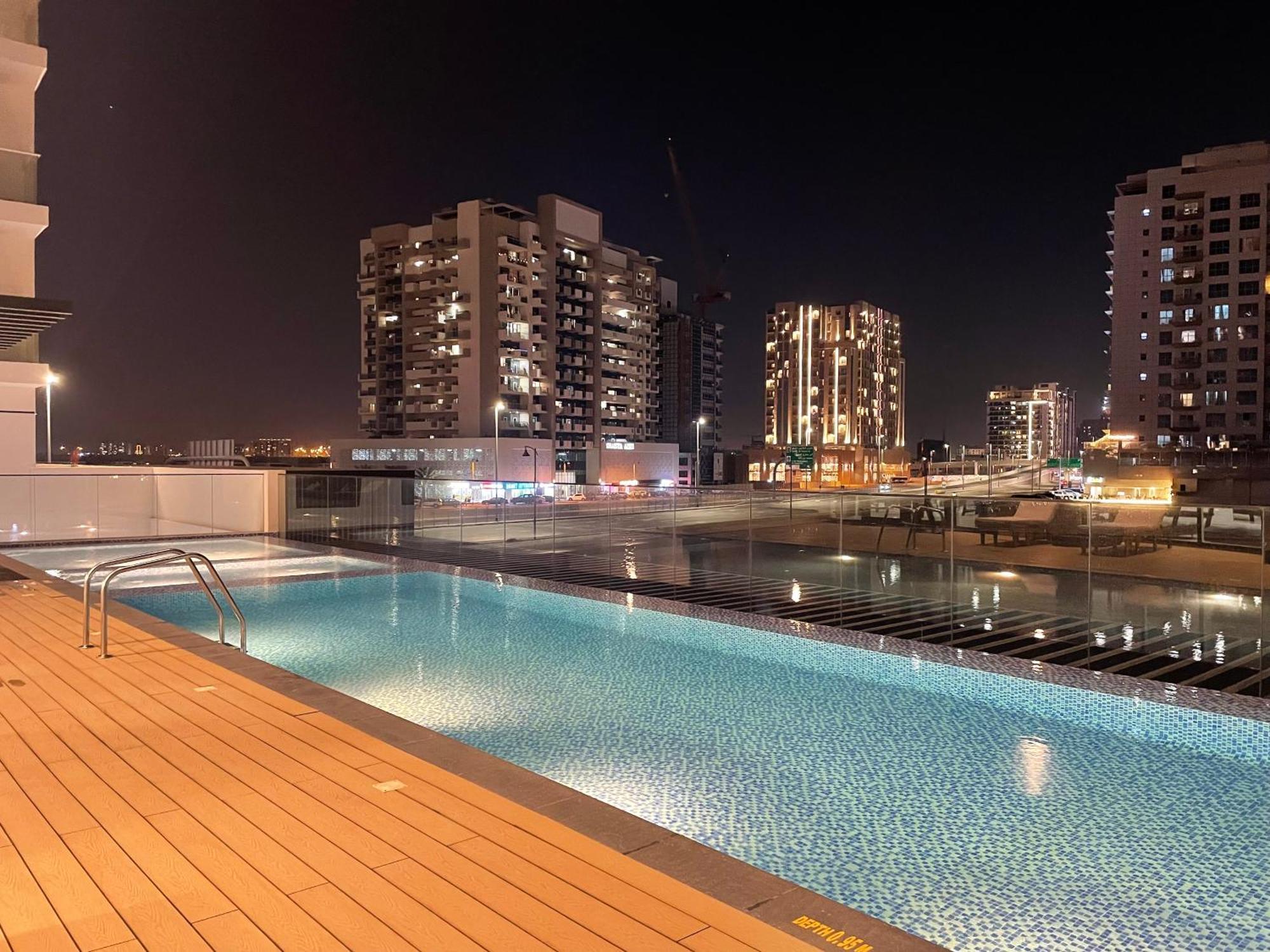 Cozy With Pool - 10 Mins From Marina Apartemen Dubai