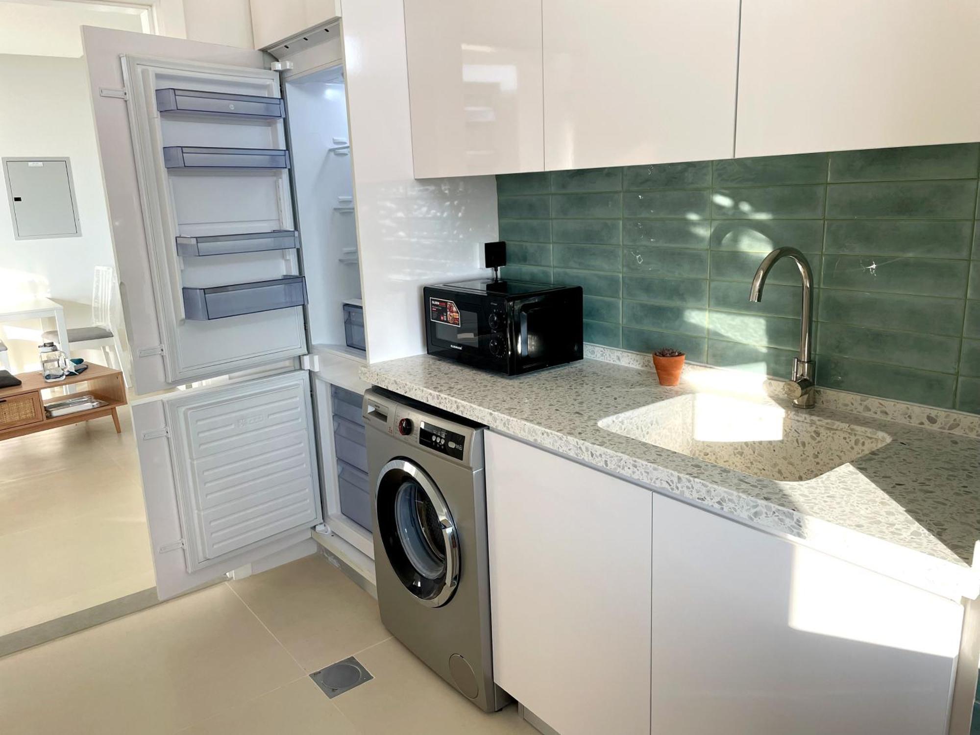 Cozy With Pool - 10 Mins From Marina Apartemen