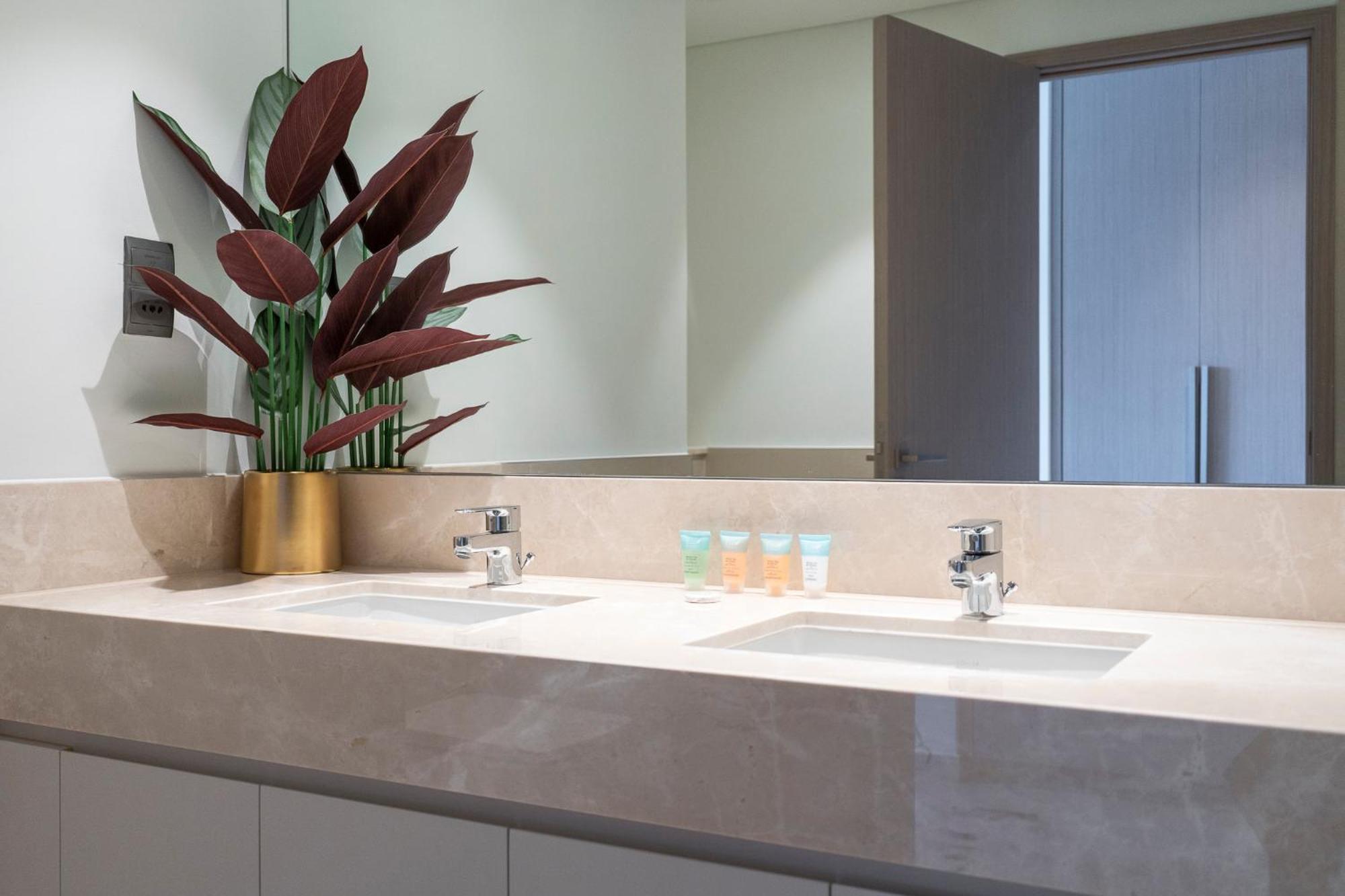 Chic Luxe 2br I High Floor L By Burj Khalifa & Mall I Pool L Gym Dubái