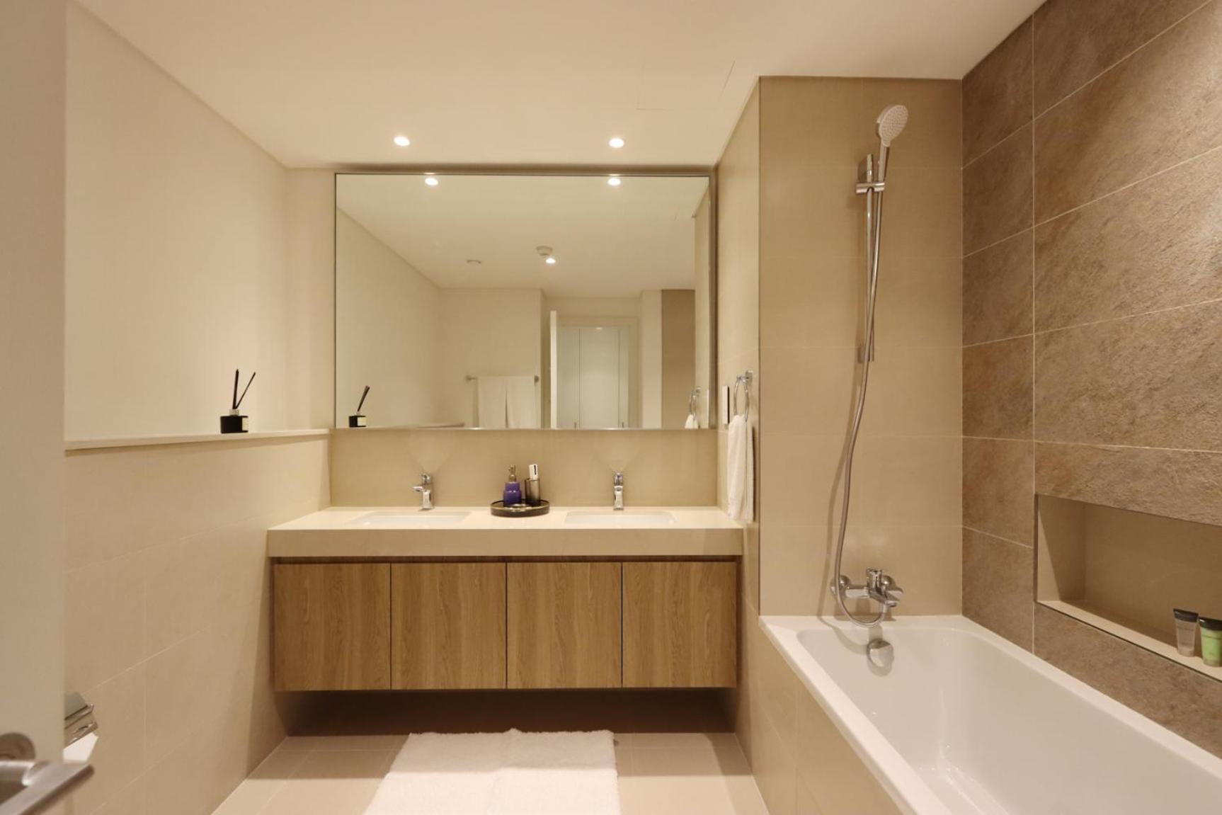 Luxury 3B And Maids Burj View, Steps To Dubai Mall