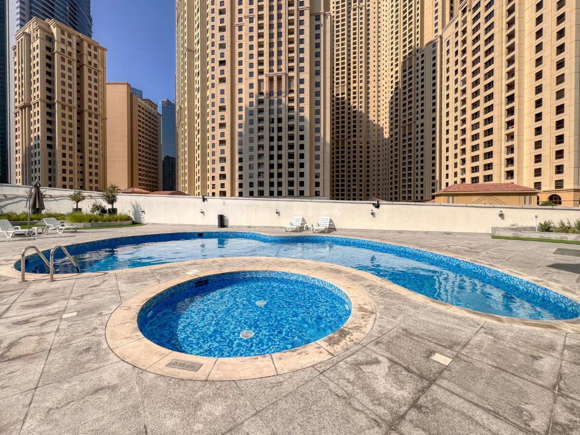 Stylish Space With Balcony Facing The Marina! Apartment