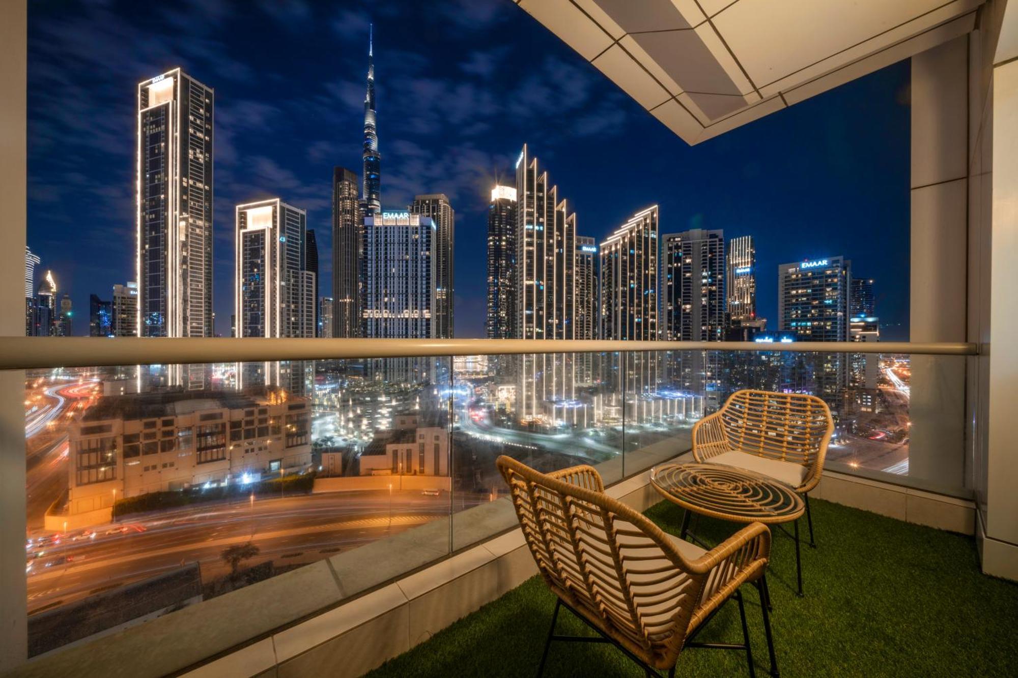 A-living Cozy 1br Retreat With Balcony & Burj Khalifa Views At Executive Tower-1702 *