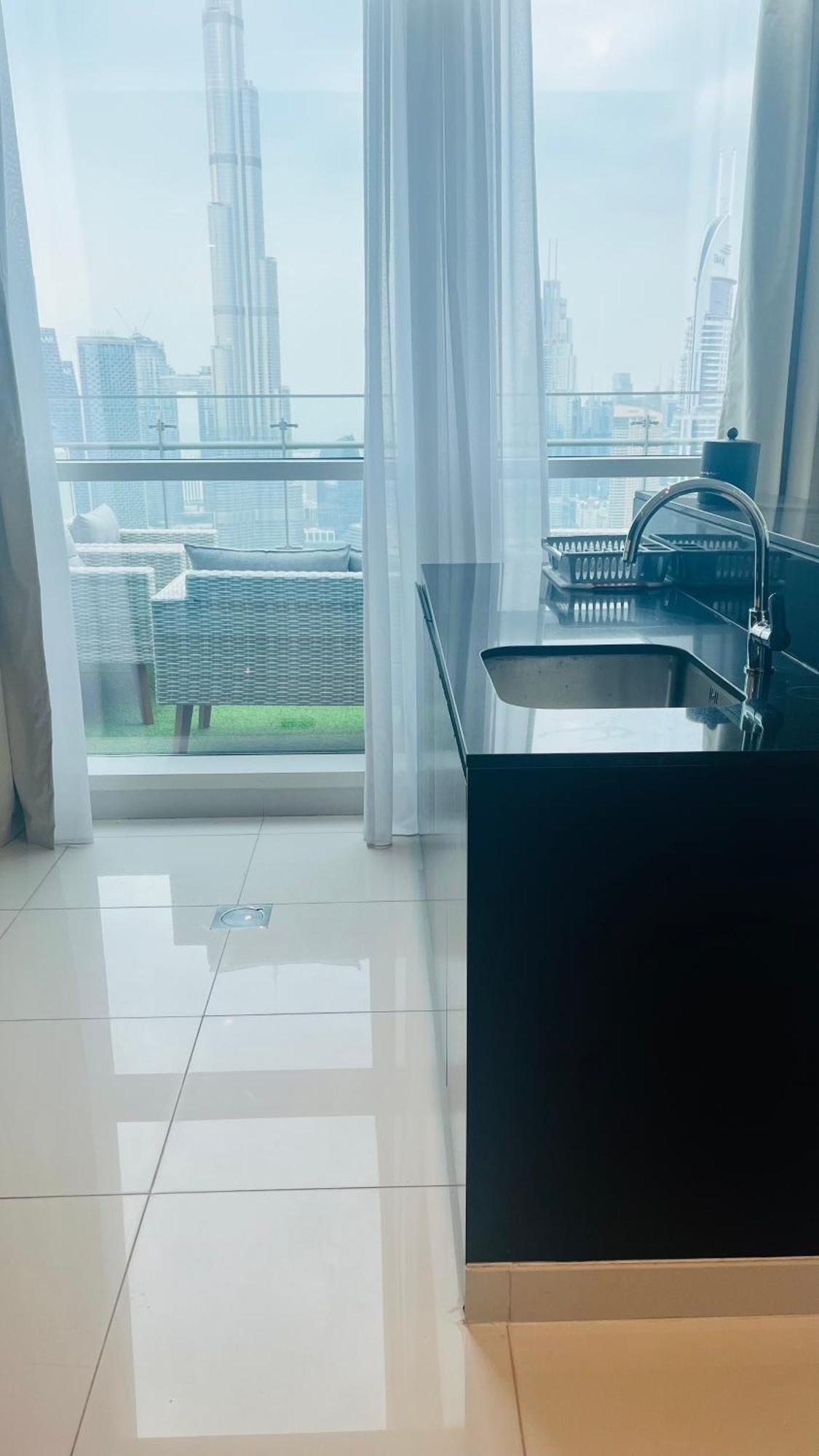 Hotel Walking Distance To Mall Full Burj Khalifa View And Fountain View New Year Full Fireworks View 2br