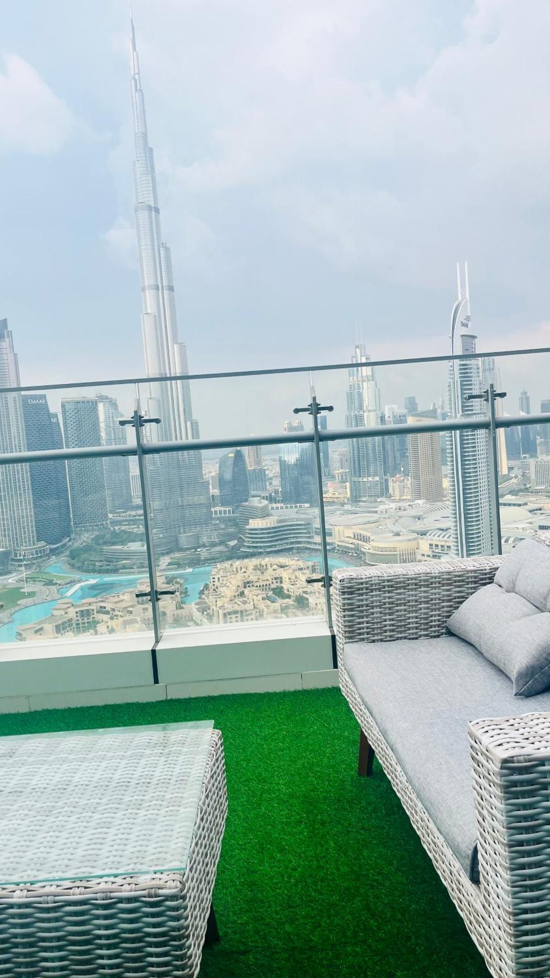 Hotel Walking Distance To Mall Full Burj Khalifa View And Fountain View New Year Full Fireworks View 2br