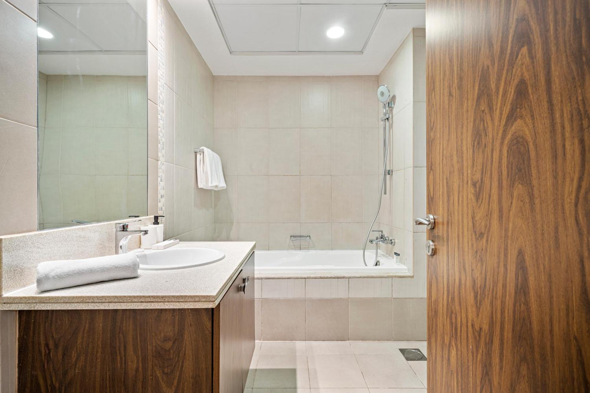 A-living Cozy 1br Retreat With Balcony & Burj Khalifa Views At Executive Tower-1702 Appartement *