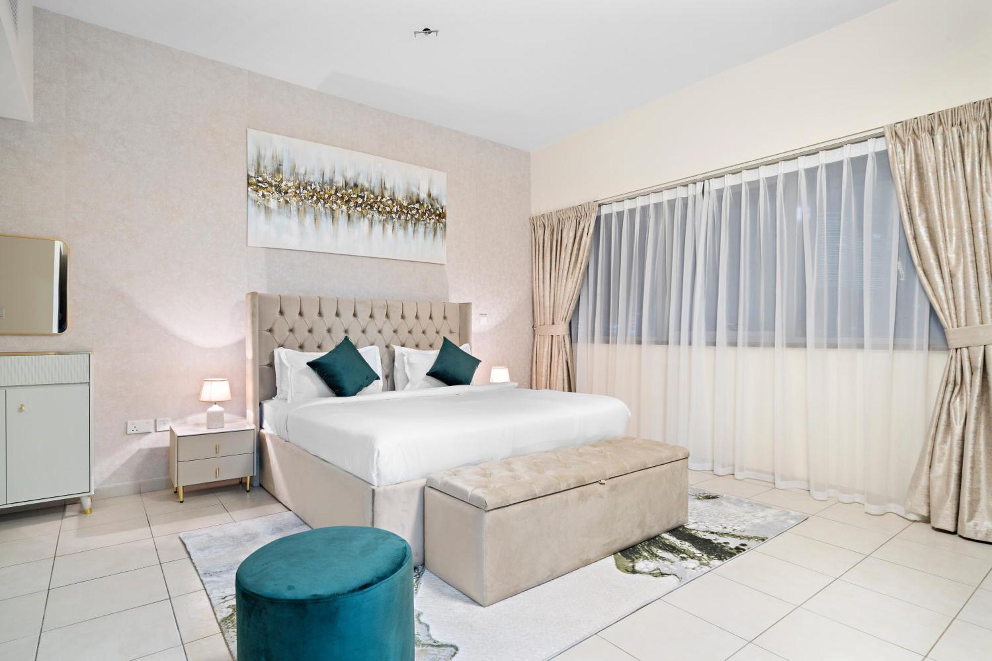 A-living Cozy 1br Retreat With Balcony & Burj Khalifa Views At Executive Tower-1702 Dubaï