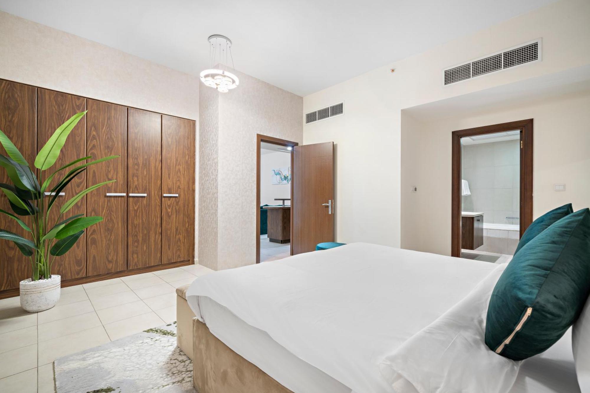 A-living Cozy 1br Retreat With Balcony & Burj Khalifa Views At Executive Tower-1702 * Dubaï