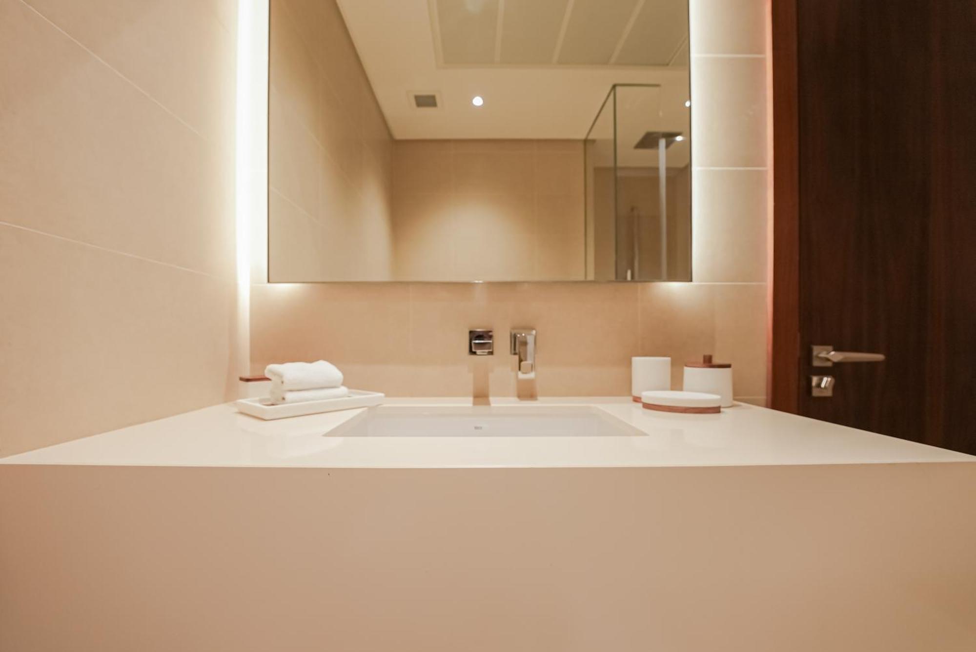 Luxe Living: Spacious Waterfront 2br In Marina Gate * Dubai