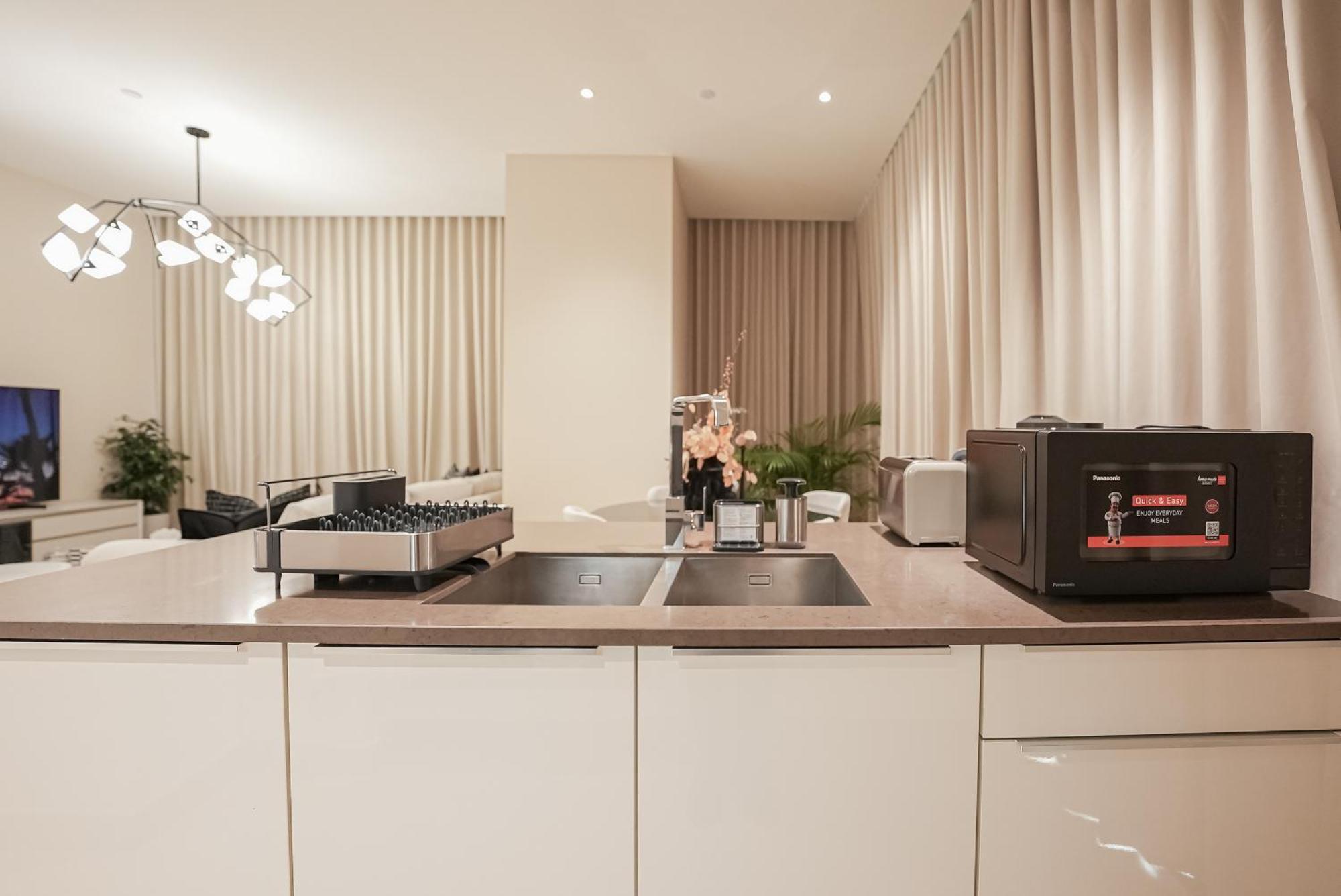 Luxe Living: Spacious Waterfront 2br In Marina Gate Dubaï