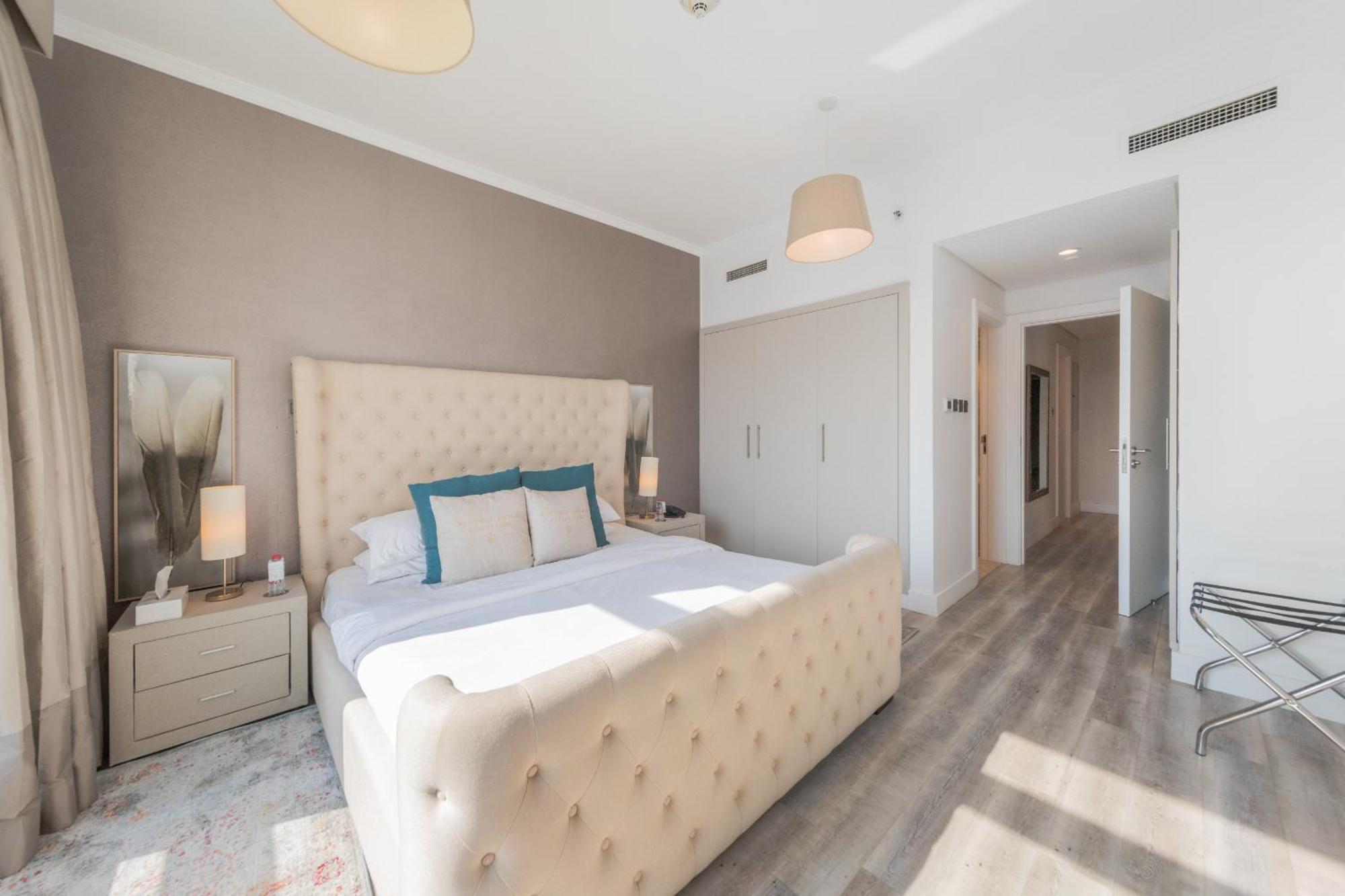 Boutique Living - Burj Views - Renovated Apartament *