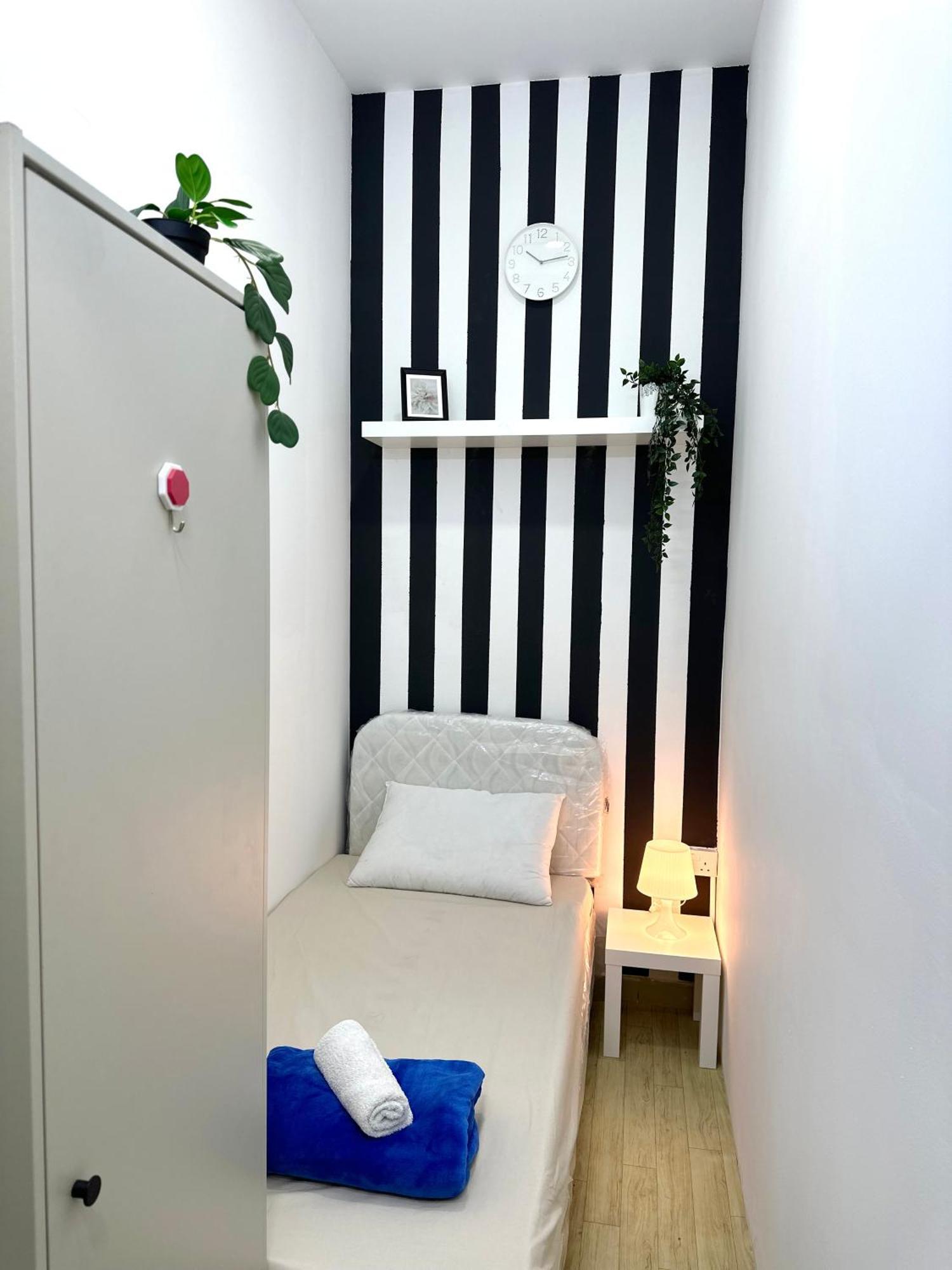 Quarto em Acomodações Particulares Striped Partition In Barsha 1 Near Mall Of The Emirates