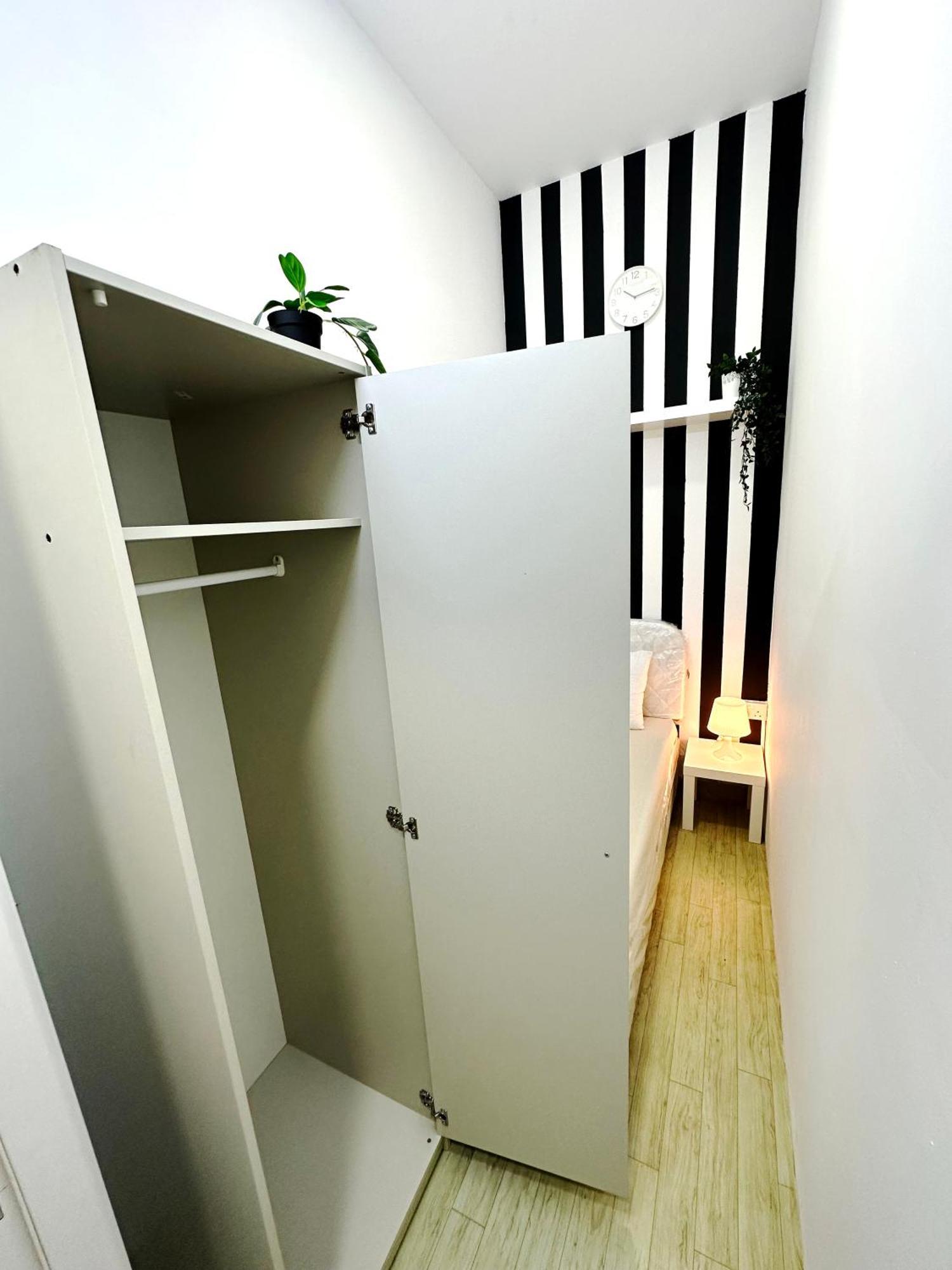 Quarto em Acomodações Particulares Striped Partition In Barsha 1 Near Mall Of The Emirates *