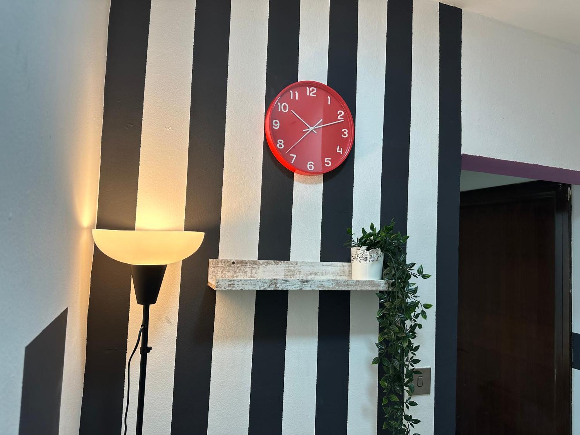 Quarto em Acomodações Particulares Striped Partition In Barsha 1 Near Mall Of The Emirates
