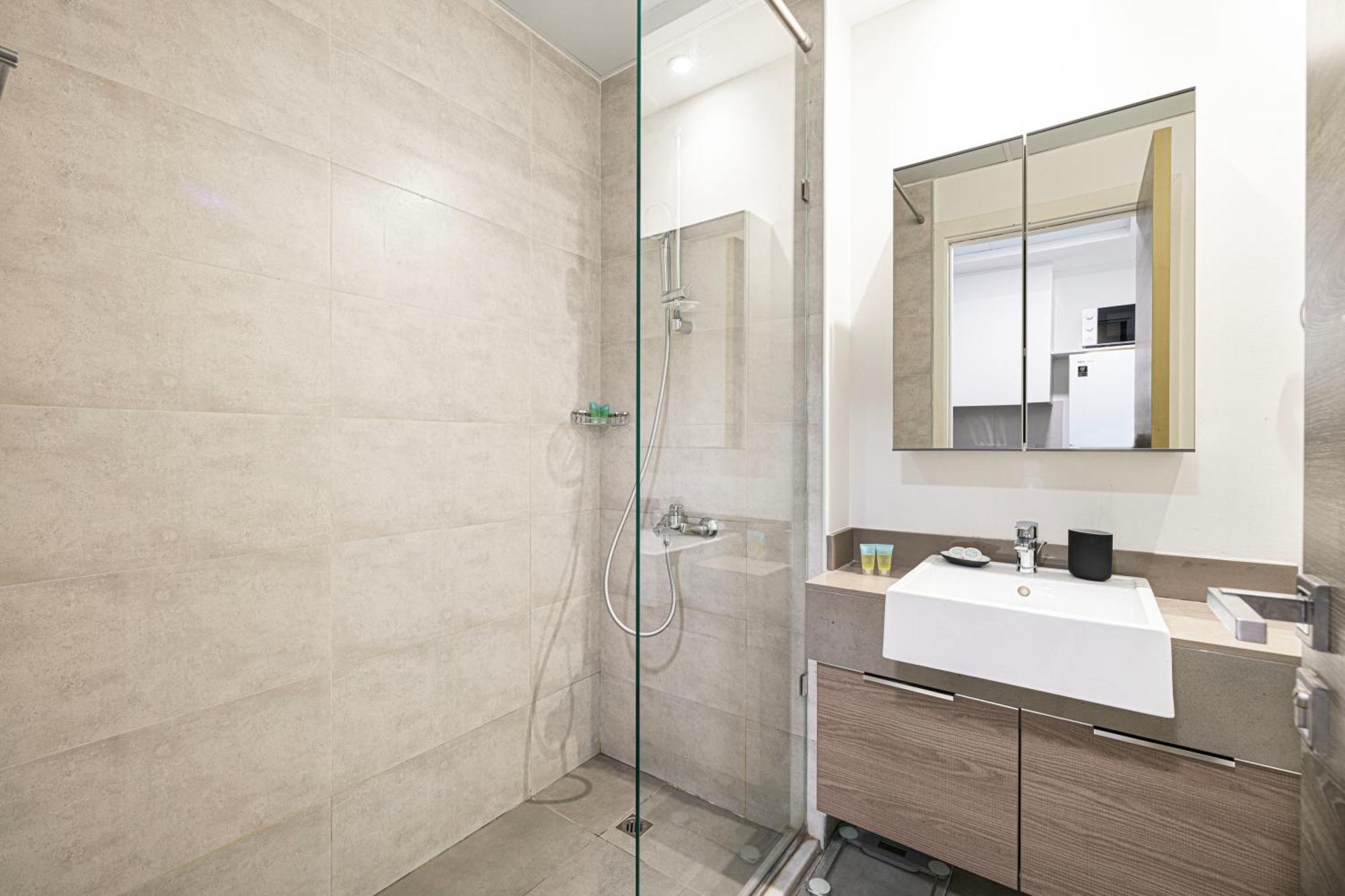 Cozy 29th Floor, Bloom Towers Marina View Apartment *