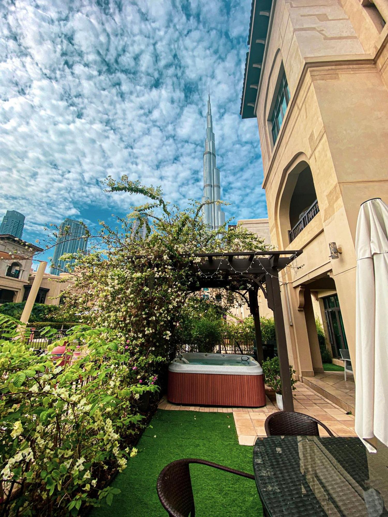 Luxurious Unique 2 Bed With Private Jacuzzi & Garden - Connected To Souk Al Bahar - Mall Apartemen