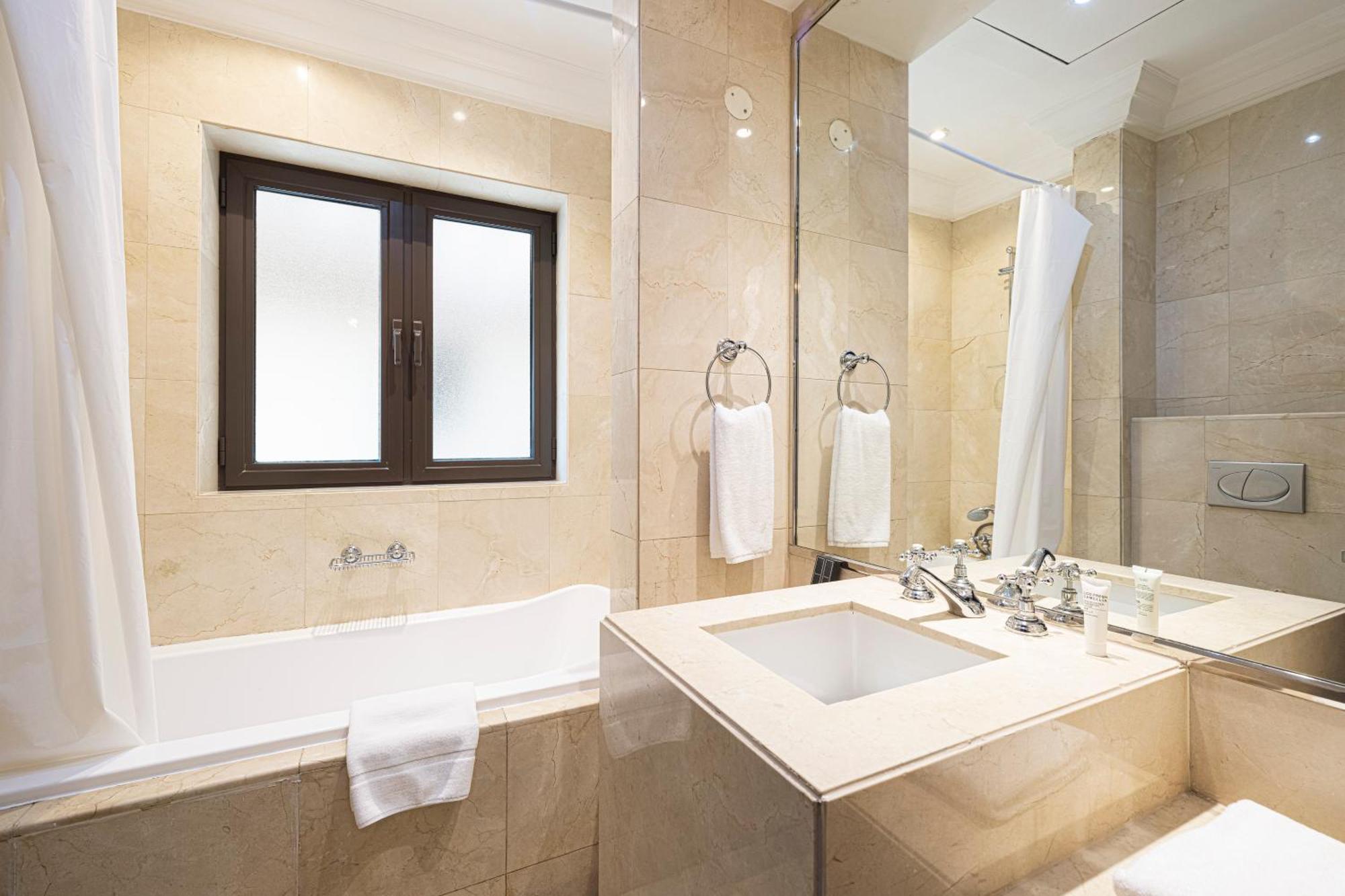 Apartemen Luxurious Unique 2 Bed With Private Jacuzzi & Garden - Connected To Souk Al Bahar - Mall