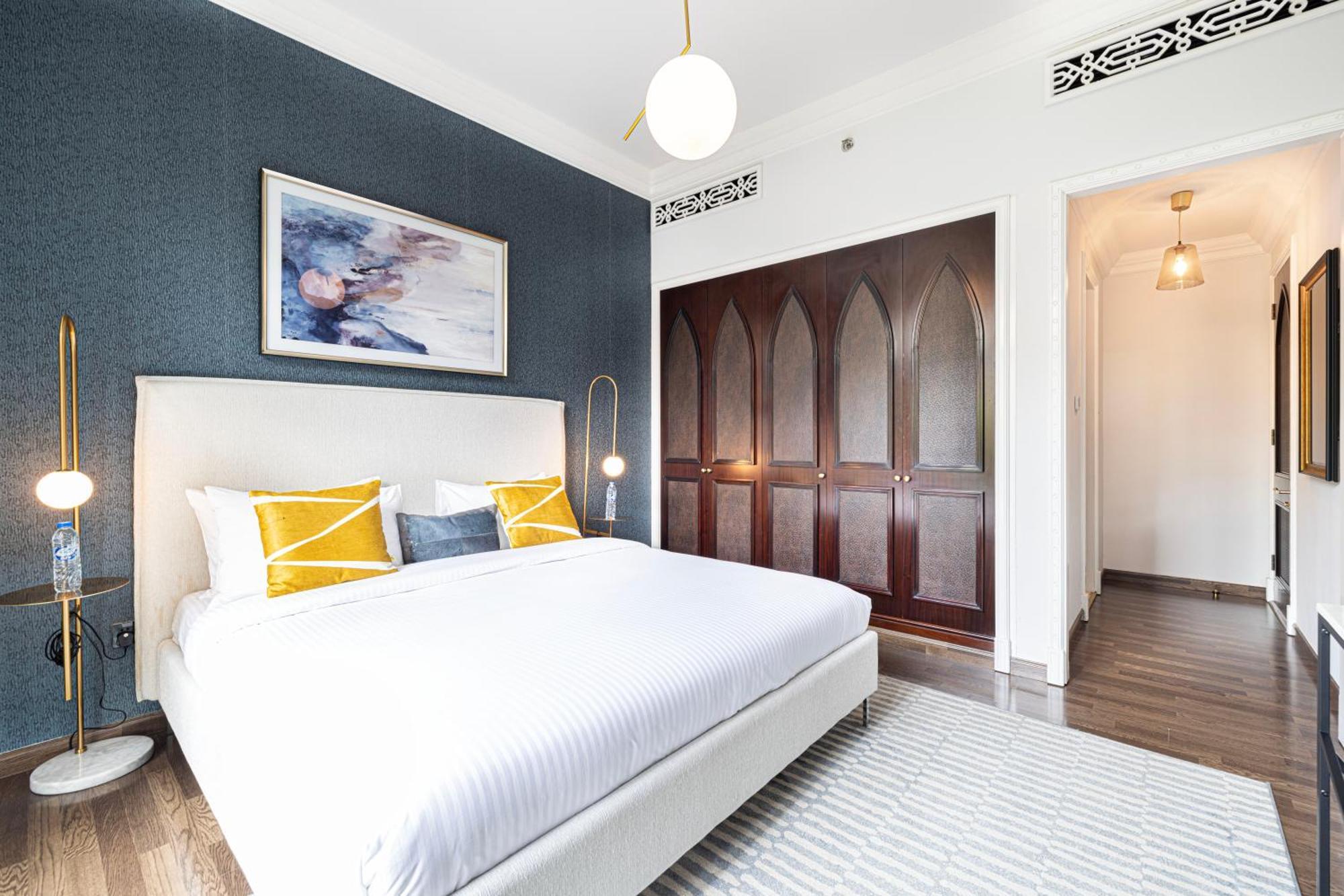 Luxurious Unique 2 Bed With Private Jacuzzi & Garden - Connected To Souk Al Bahar - Mall *