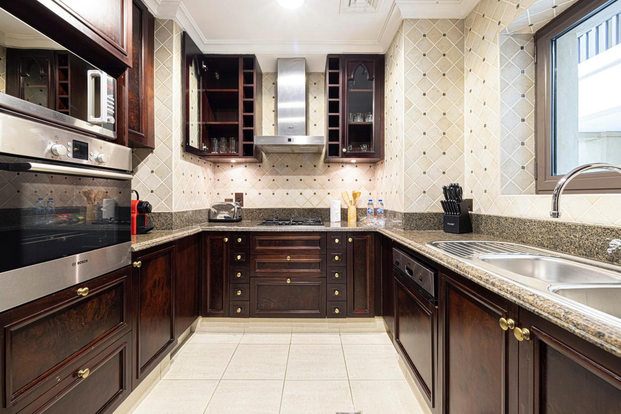 Apartemen Luxurious Unique 2 Bed With Private Jacuzzi & Garden - Connected To Souk Al Bahar - Mall Dubai