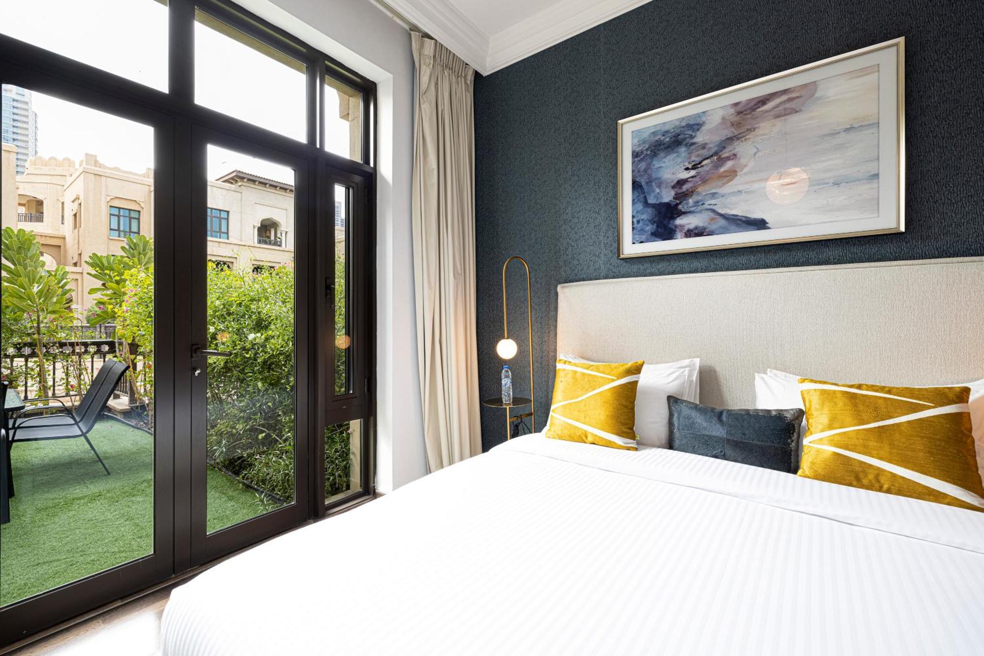 Luxurious Unique 2 Bed With Private Jacuzzi & Garden - Connected To Souk Al Bahar - Mall *