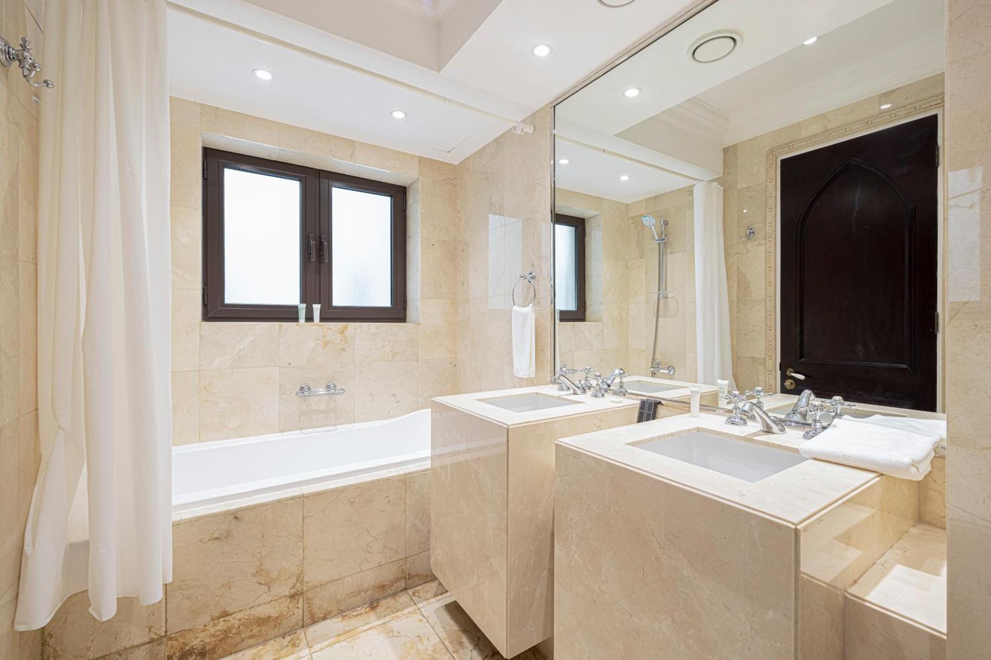 Luxurious Unique 2 Bed With Private Jacuzzi & Garden - Connected To Souk Al Bahar - Mall Apartemen Dubai