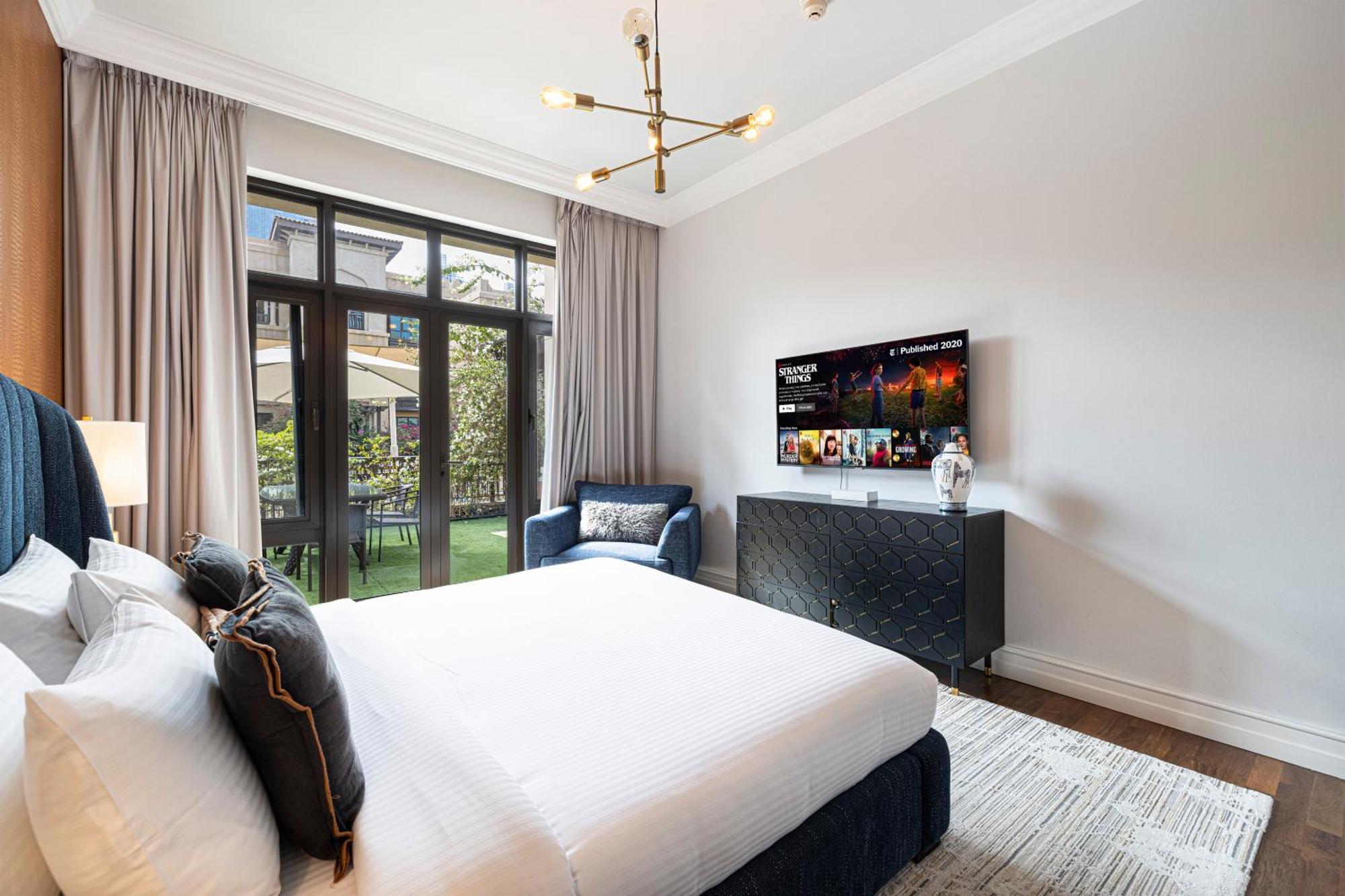 Luxurious Unique 2 Bed With Private Jacuzzi & Garden - Connected To Souk Al Bahar - Mall Dubai