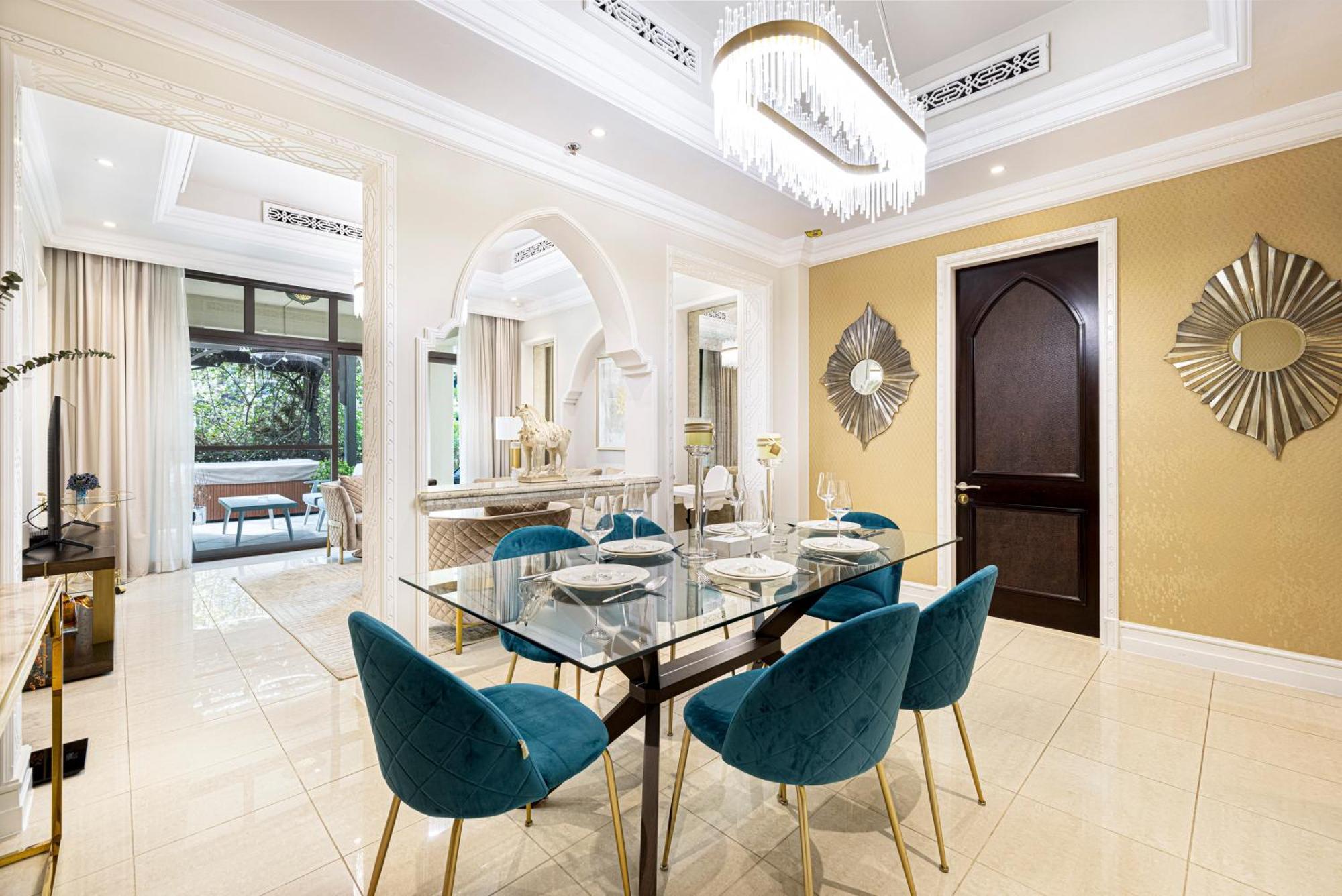 Apartemen Luxurious Unique 2 Bed With Private Jacuzzi & Garden - Connected To Souk Al Bahar - Mall *