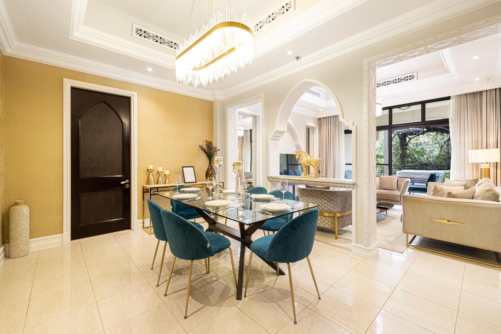 Luxurious Unique 2 Bed With Private Jacuzzi & Garden - Connected To Souk Al Bahar - Mall Apartemen Dubai