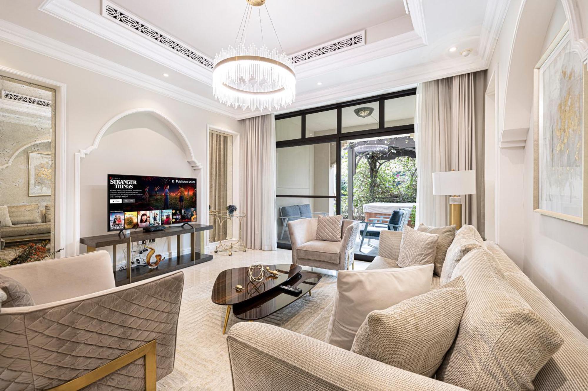 Apartemen Luxurious Unique 2 Bed With Private Jacuzzi & Garden - Connected To Souk Al Bahar - Mall