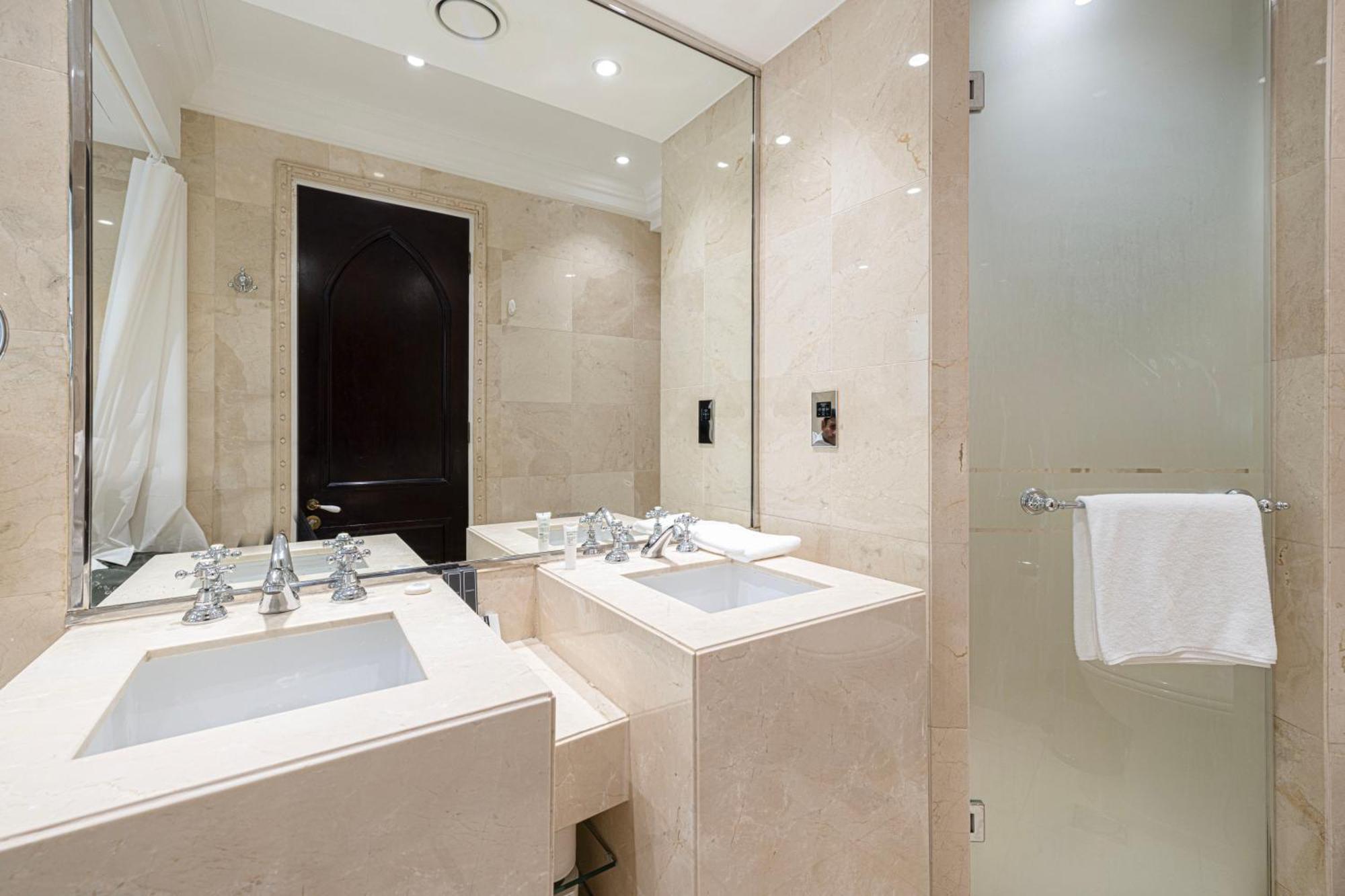 Luxurious Unique 2 Bed With Private Jacuzzi & Garden - Connected To Souk Al Bahar - Mall Apartemen Dubai