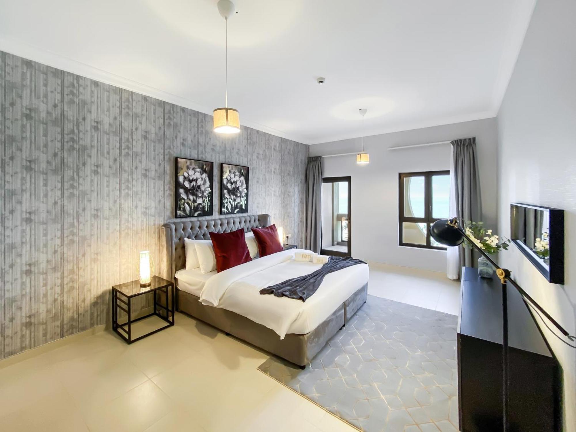 Fam Living - Palm Jumeirah Sarai - Private Beach Apartment