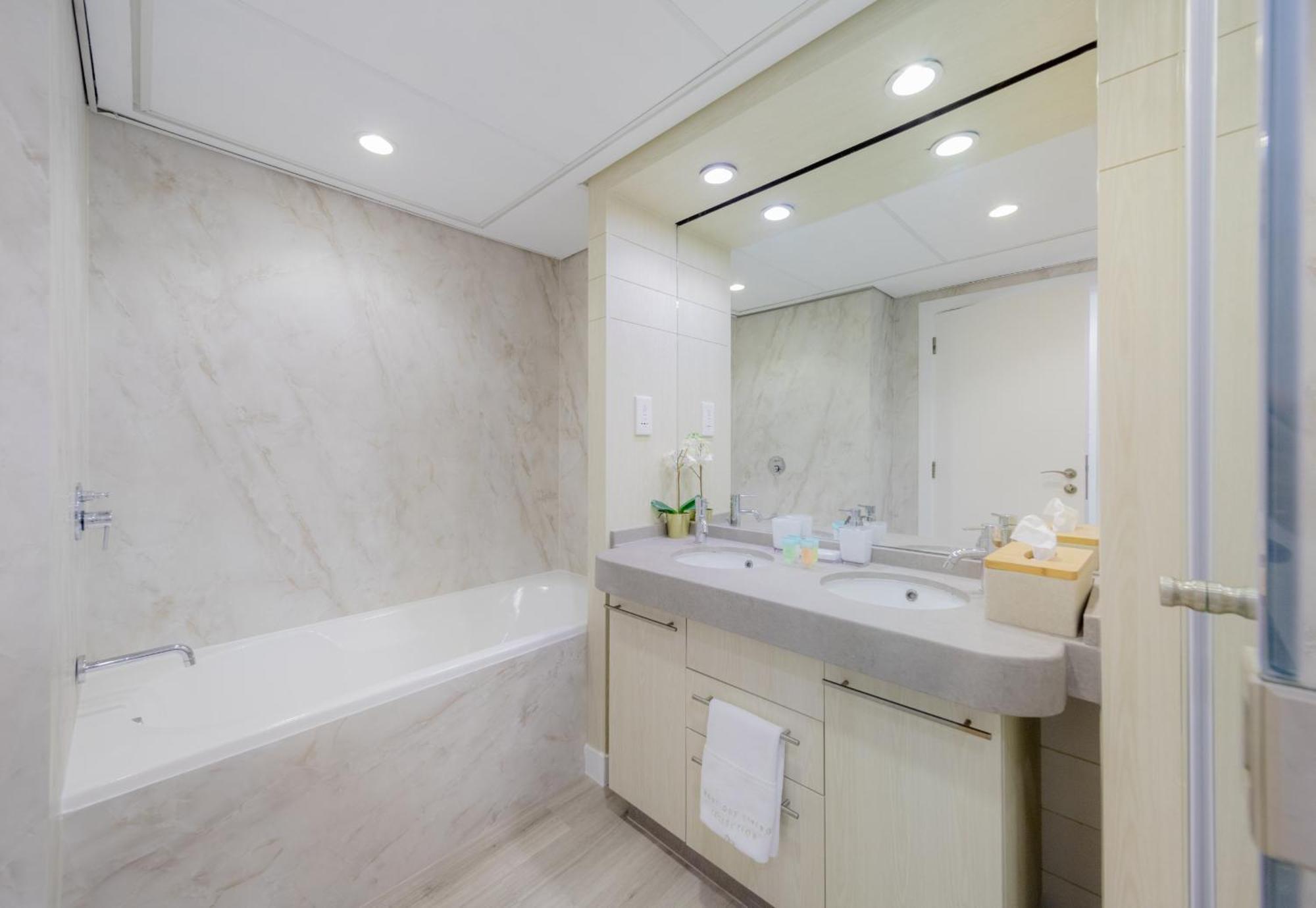 Boutique Living - Burj Views - Renovated Apartemen