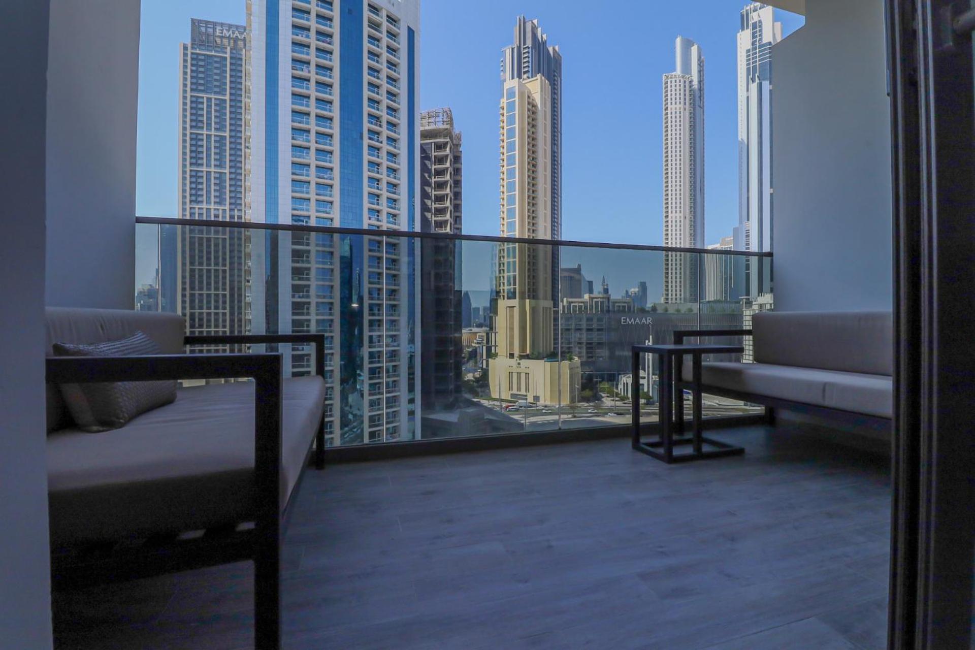 Chic With Balcony 5 Mins Walk To Mall Appartamento