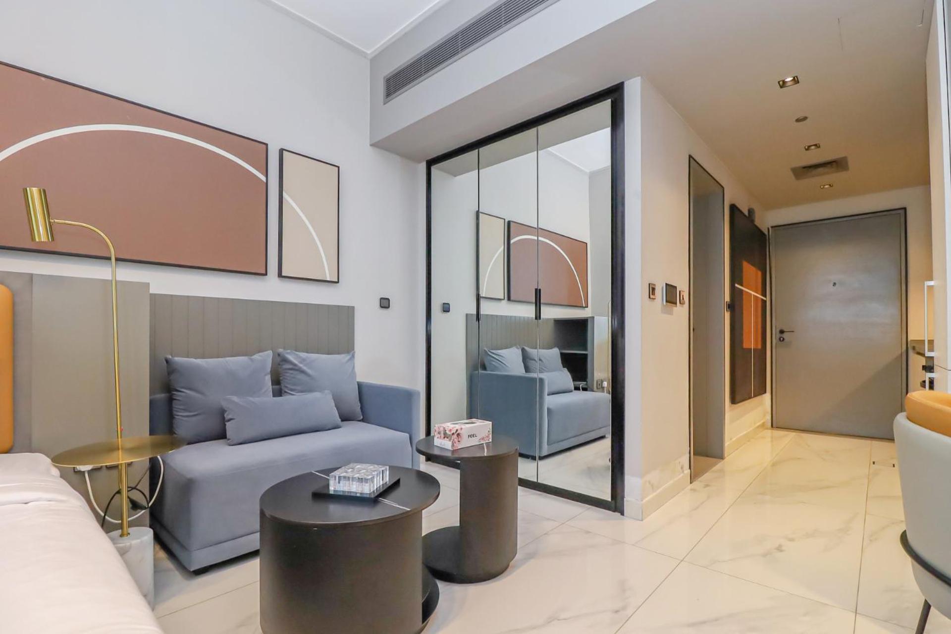 Appartamento Chic With Balcony 5 Mins Walk To Mall Dubai