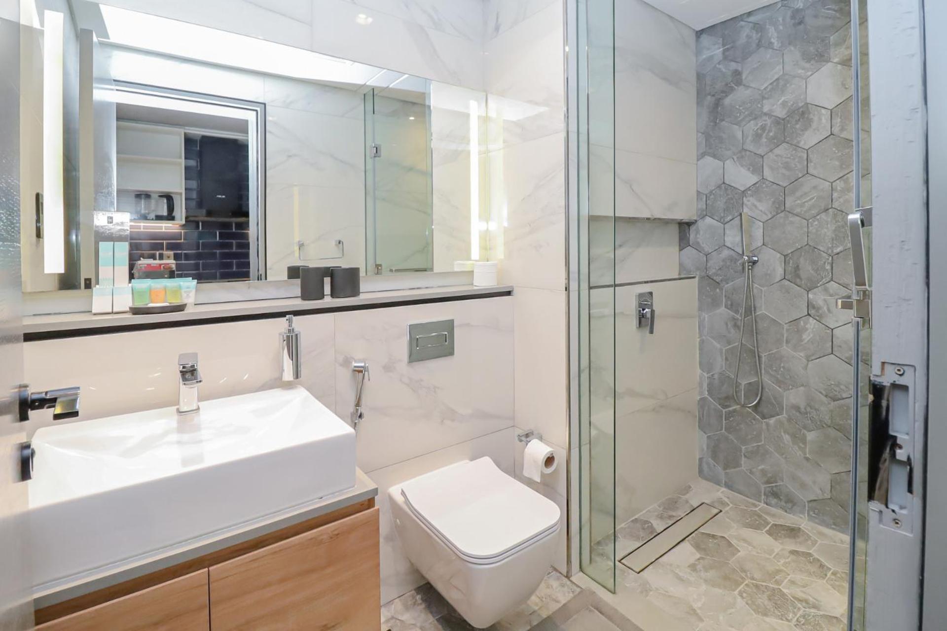 Chic With Balcony 5 Mins Walk To Mall Appartamento