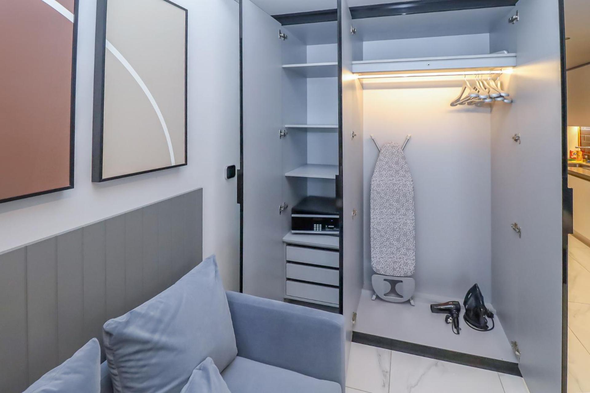 Chic With Balcony 5 Mins Walk To Mall Appartamento