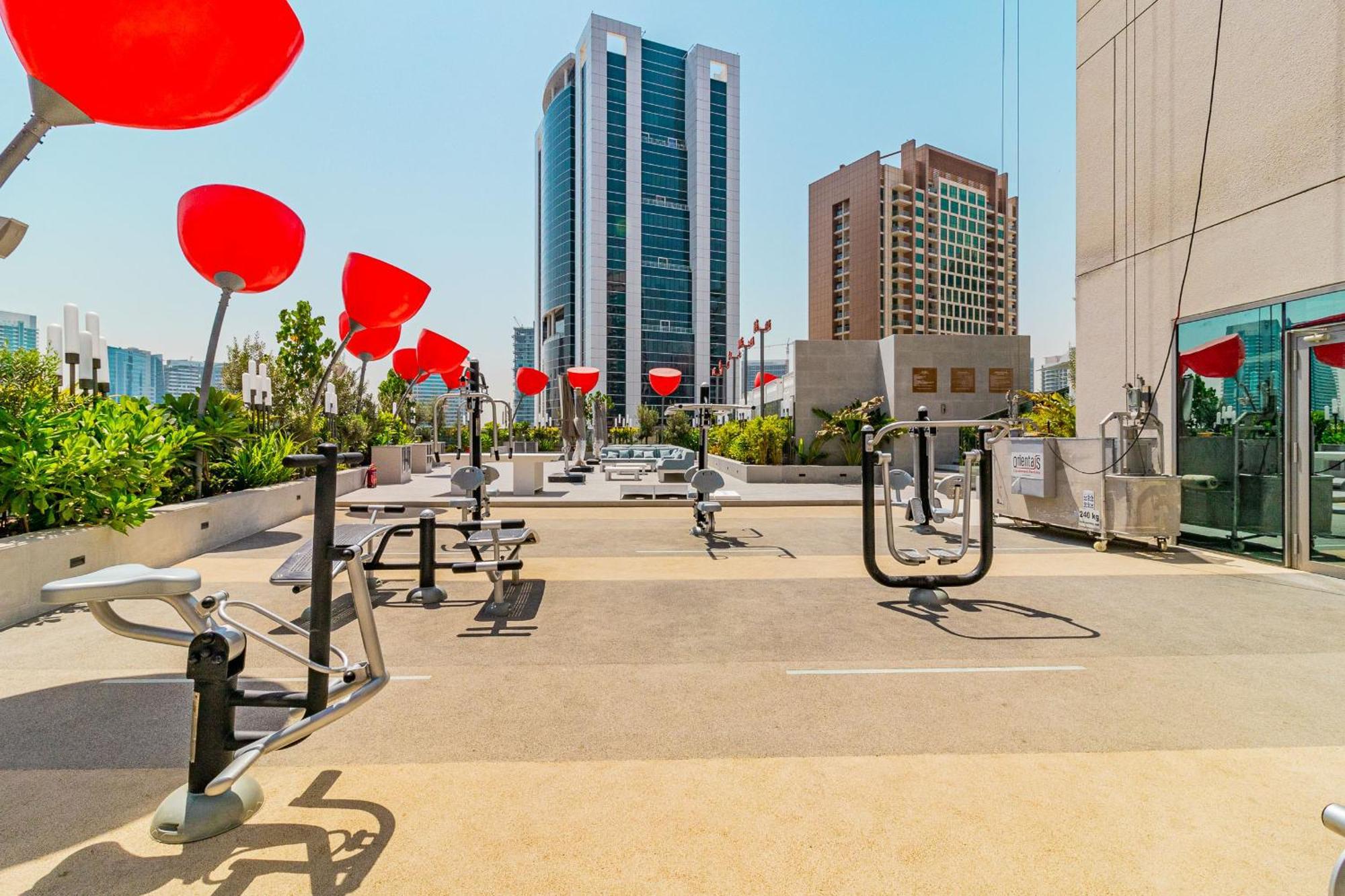 Appartamento Chic With Balcony 5 Mins Walk To Mall Dubai