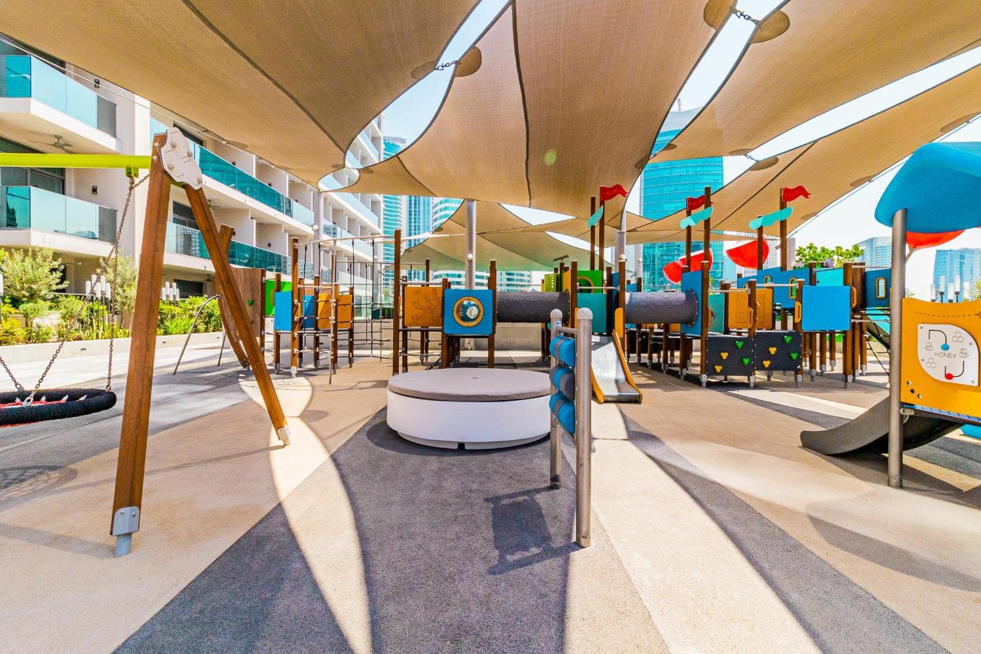 Chic With Balcony 5 Mins Walk To Mall Appartamento