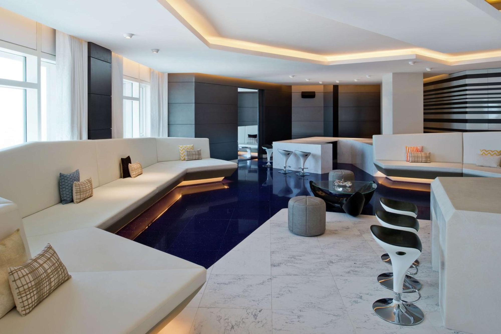 V Dubai, Curio Collection By Hilton